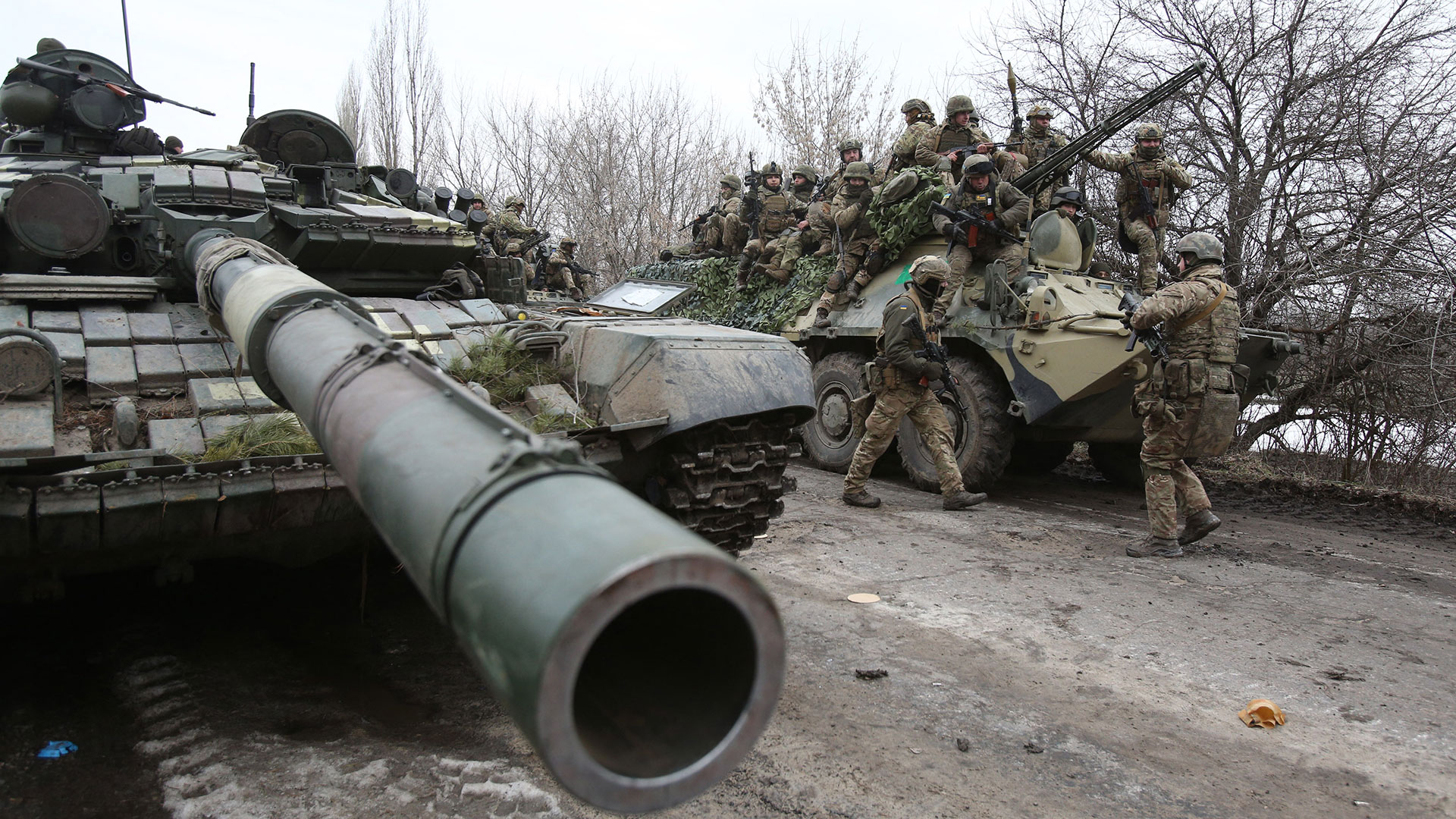 Soldados ucranianos rechazando la ofensiva prorrusa en Lugansk  (Photo by Anatolii STEPANOV / AFP)