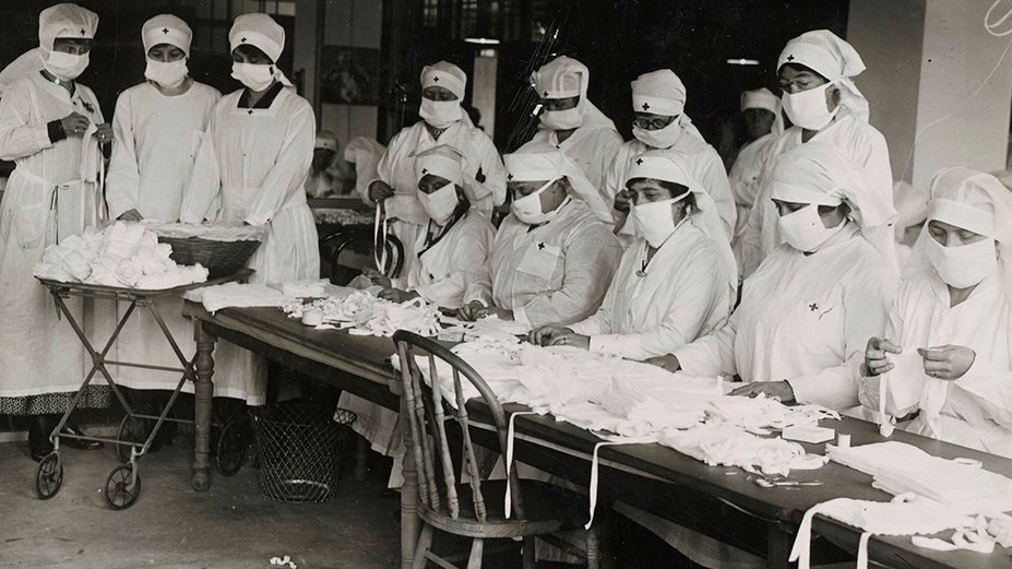 Durante la pandemia de la gripe española, las mascarillas hechas de gasa se usaban ampliamente, pero no ofrecían mucha protección. No obstante, estos trabajadores de la Cruz Roja en Boston ensamblaban mascarillas (National Archives)