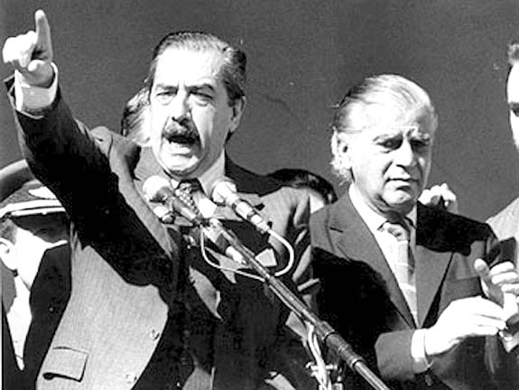 Semana Santa de 1987. Alfonsín hace su histórico discurso de "Felices Pascuas". A su lado está Antonio Cafiero, el líder peronista que respaldo la democracia en su hora más aciaga