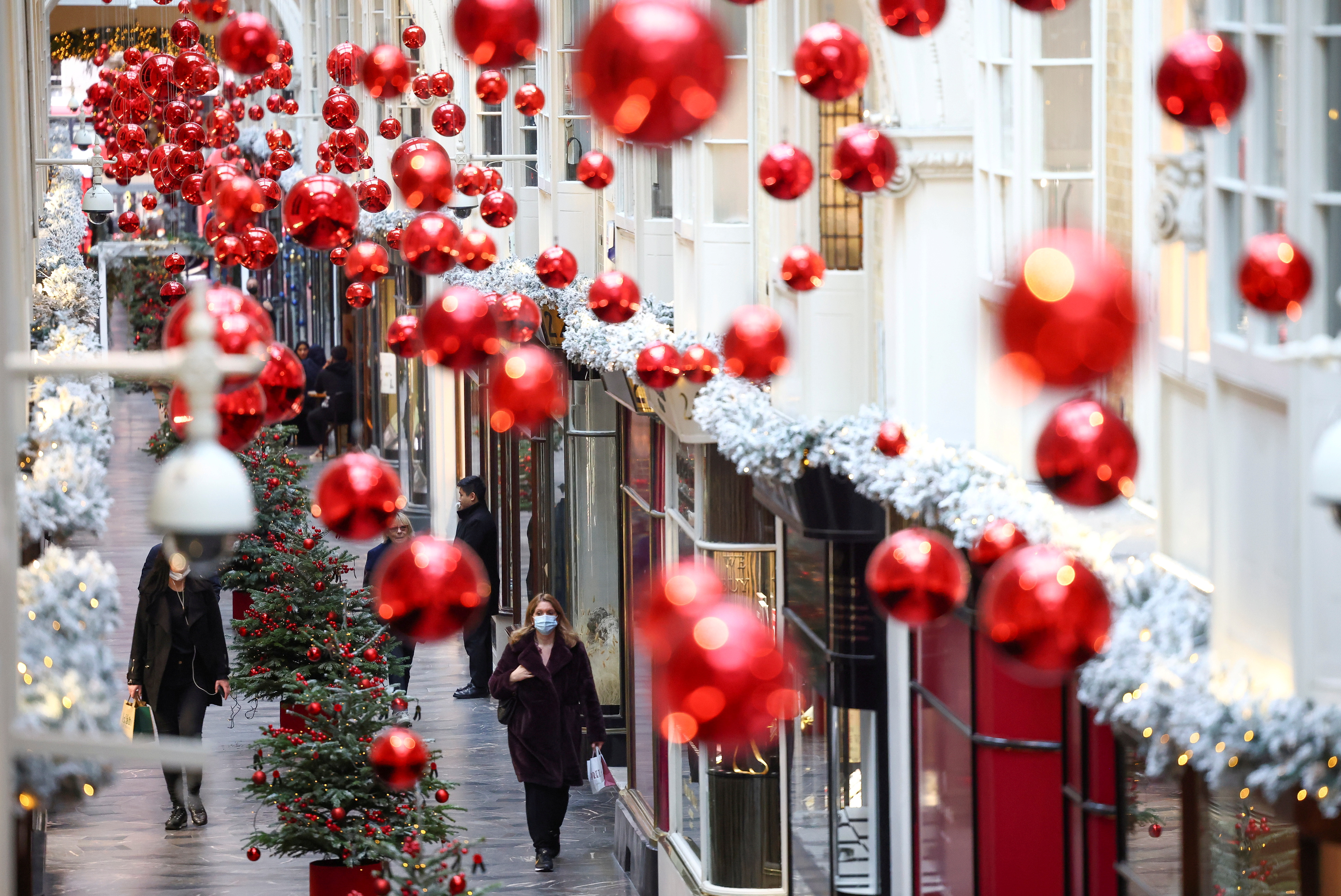 Londres durante la época navideña en medio de la pandemia de coronavirus. REUTERS/Henry Nicholls/Archivo