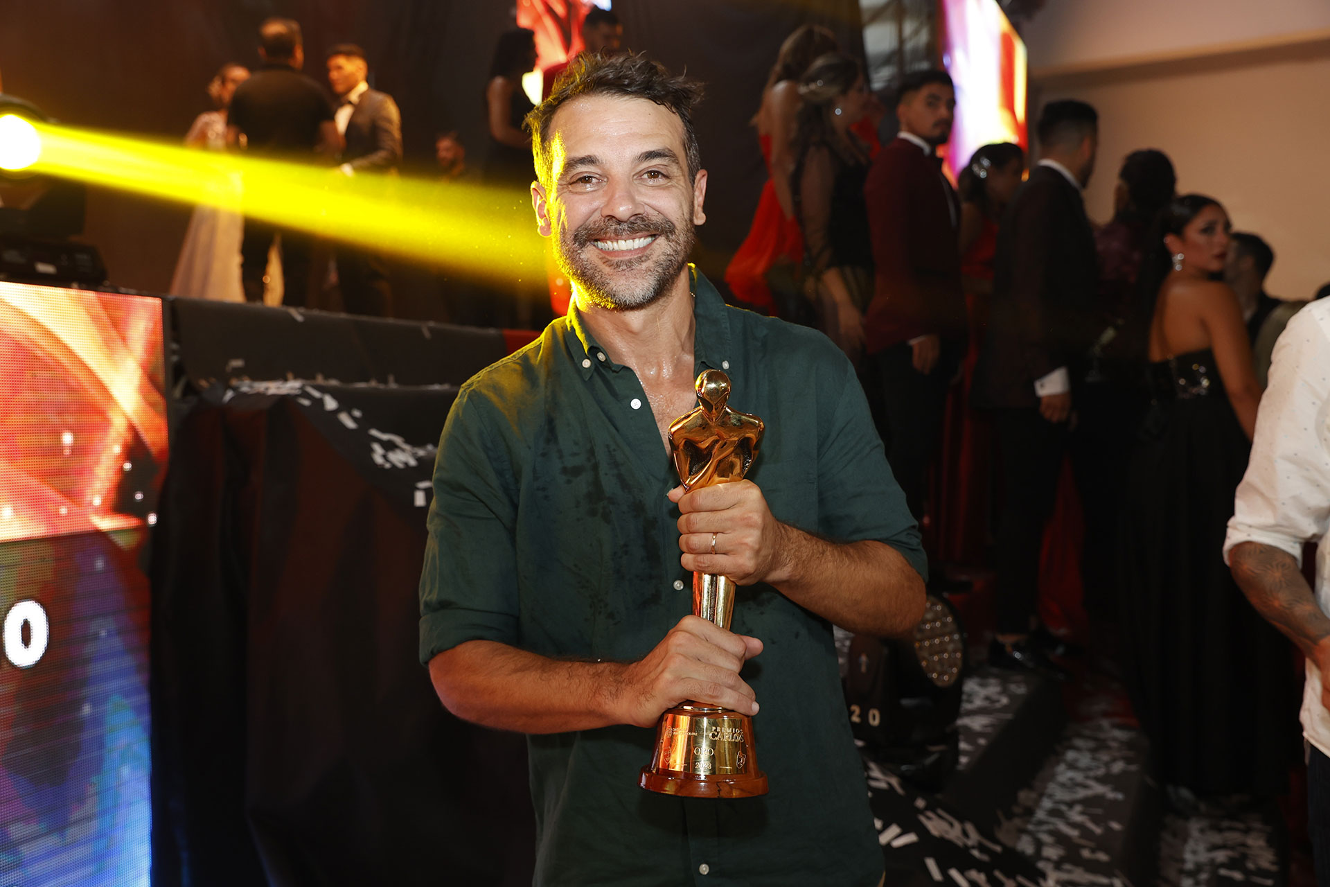 Se entregaron los Premios Carlos 2023 y por primera vez el Oro quedó en manos de Pedro Alfonso, actor y productor de Un plan perfecto (Crédito: Mario Sar)