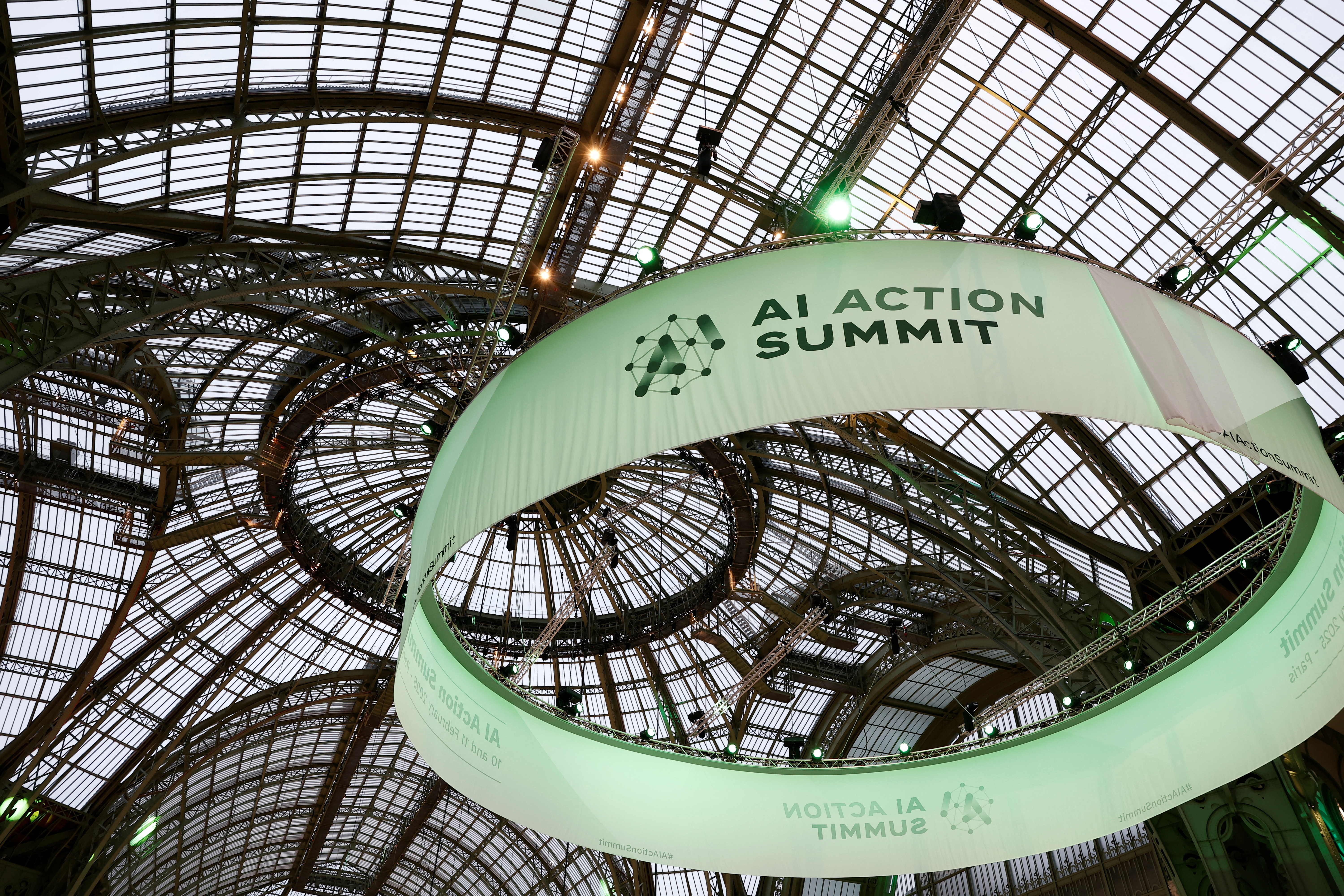 Líderes mundiales y la élite tecnológica se reúnen en París buscando fijar reglas para la Inteligencia Artificial 