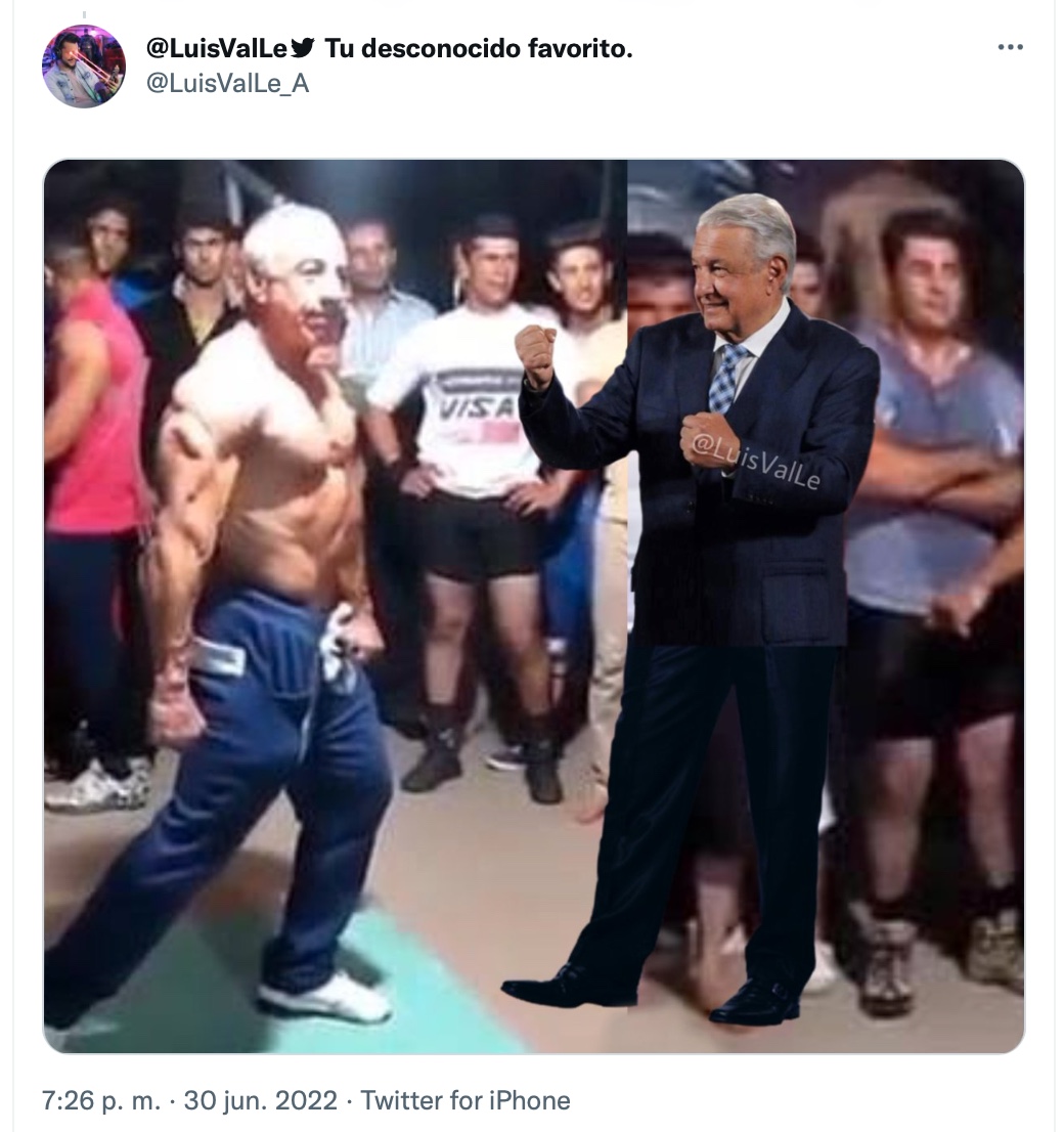 Se desataron los memes del “AMLO peleador” por su pose con los puños en alto (Foto: Twitter/@LuisValLe_A)