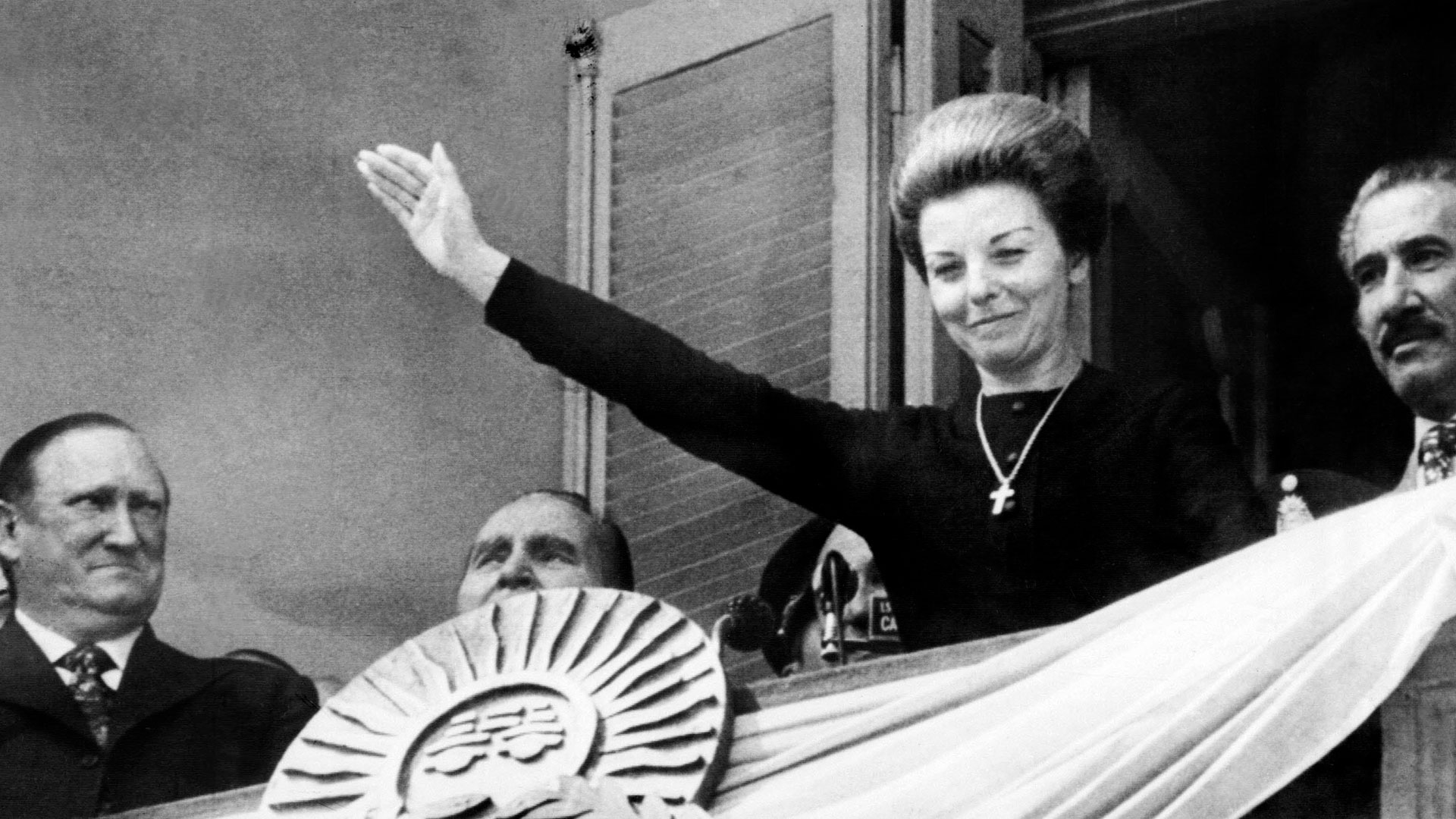 Isabel Perón saluda desde el balcón de la Casa Rosada frente a Plaza de Mayo (NA)