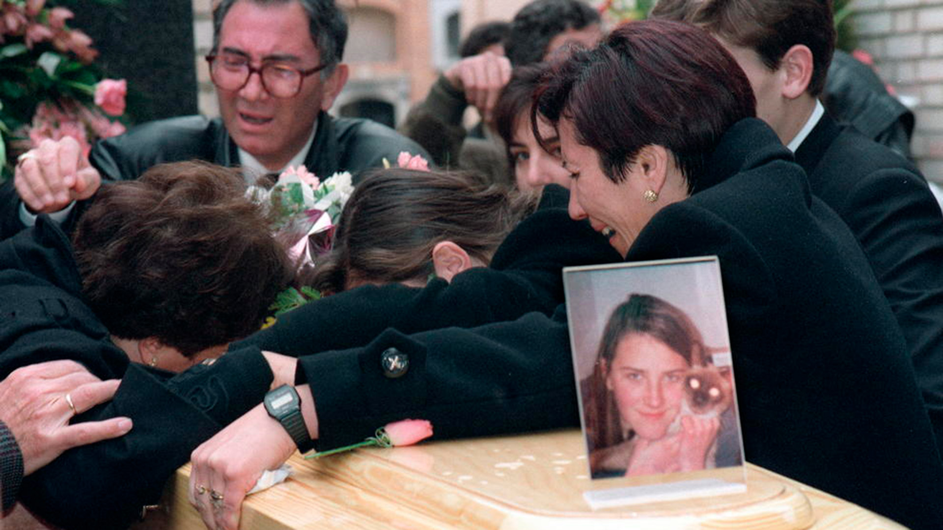 Los familiares de Desiré lloran sobre su féretro en el cementerio de Alcásser, en el que Miriam, Desirée y Toñi fueron enterradas en tres nichos contiguos en 1993 (EFE/Cárdenas/Archivo)