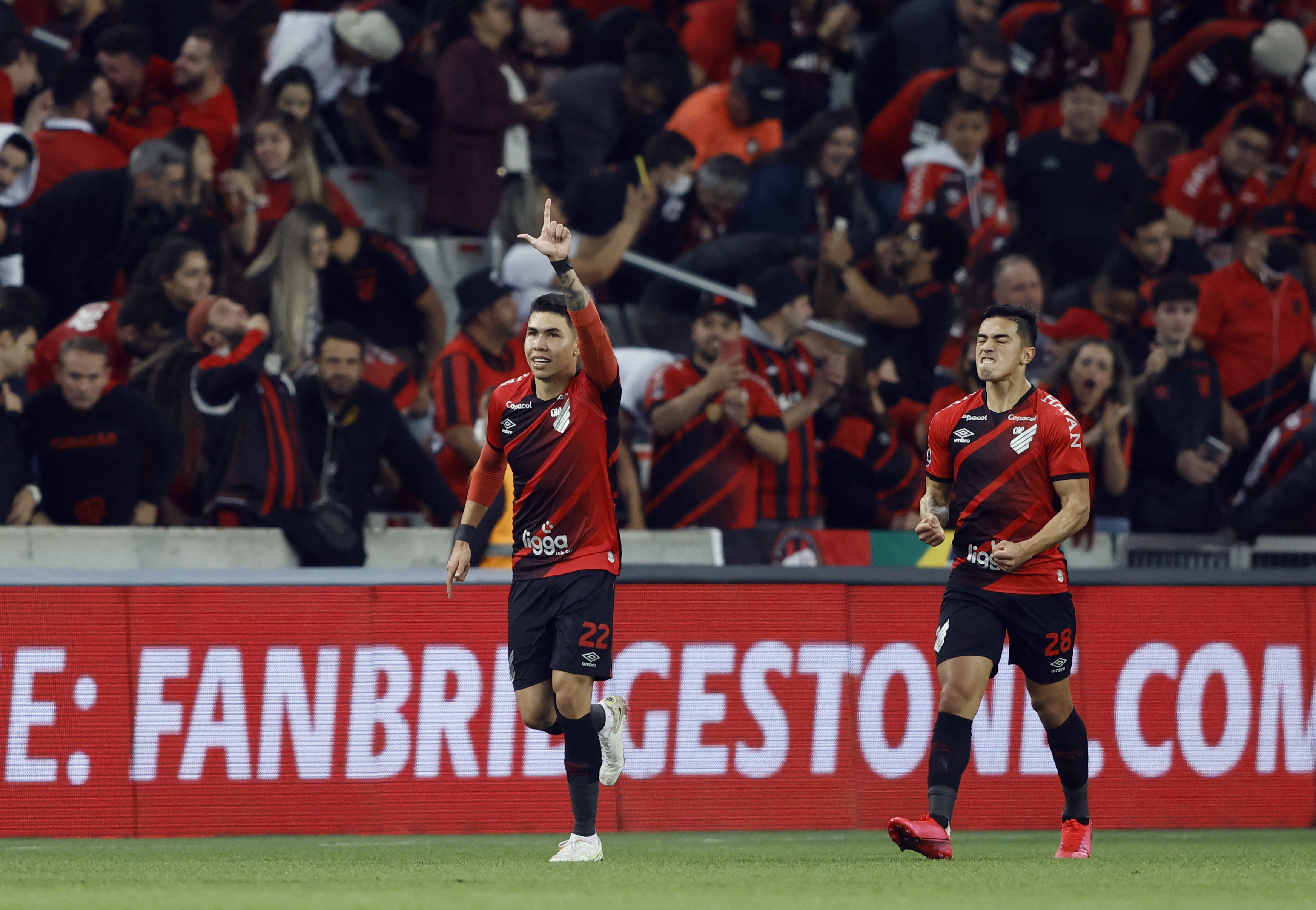 Nicolás Hernández celebra su gol ante Libertad, de Paraguay, por los octavos de final de la Copa Libertadores. REUTERS/Rodolfo Buhrer