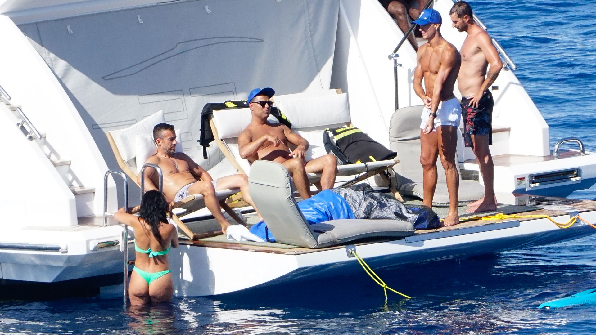 Cristiano Ronaldo tomando sol junto a Georgina Rodríguez y sus amigos (Grosby)