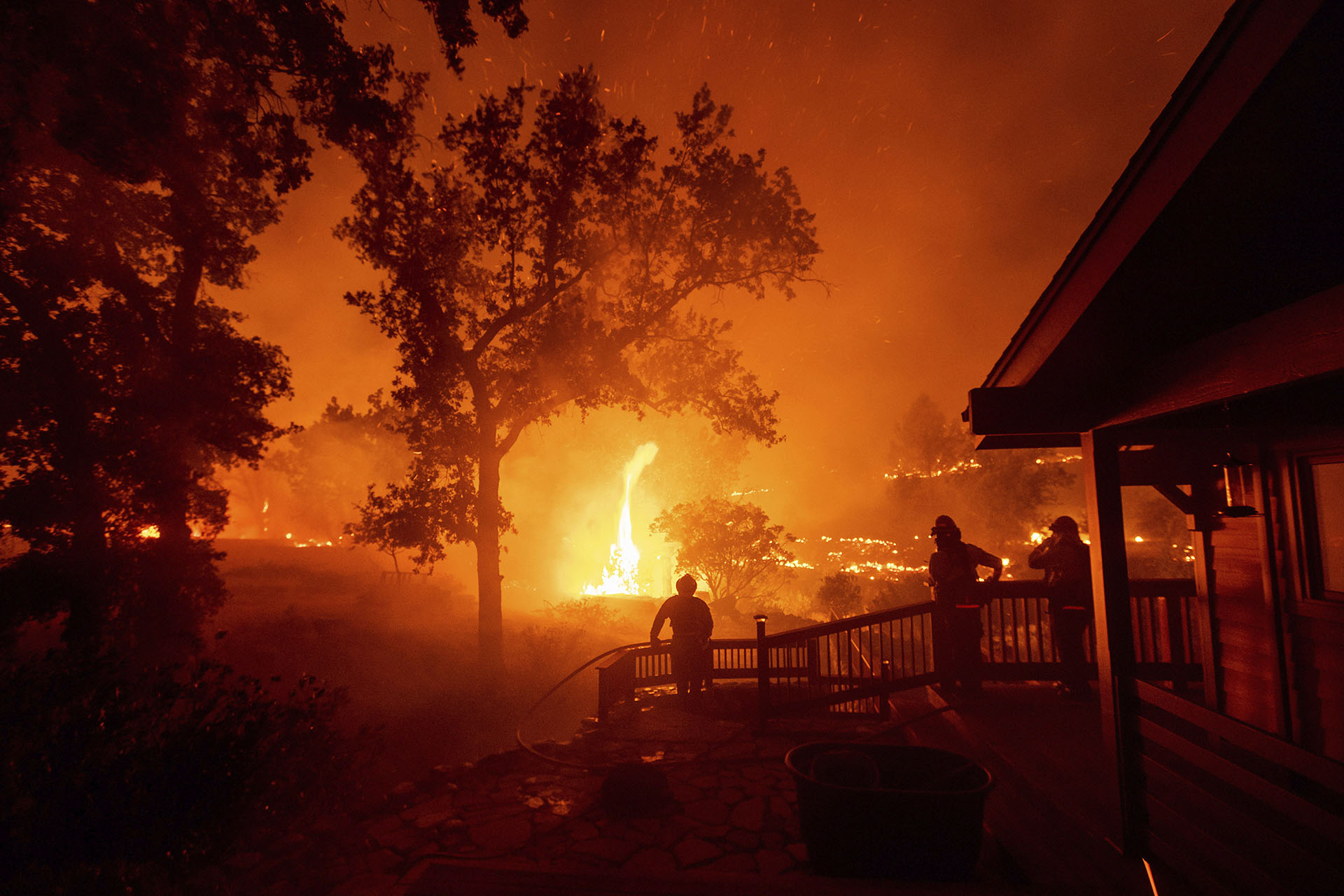 Una de las imágenes más impactantes del poder del fuego (AP/Noah Berger)