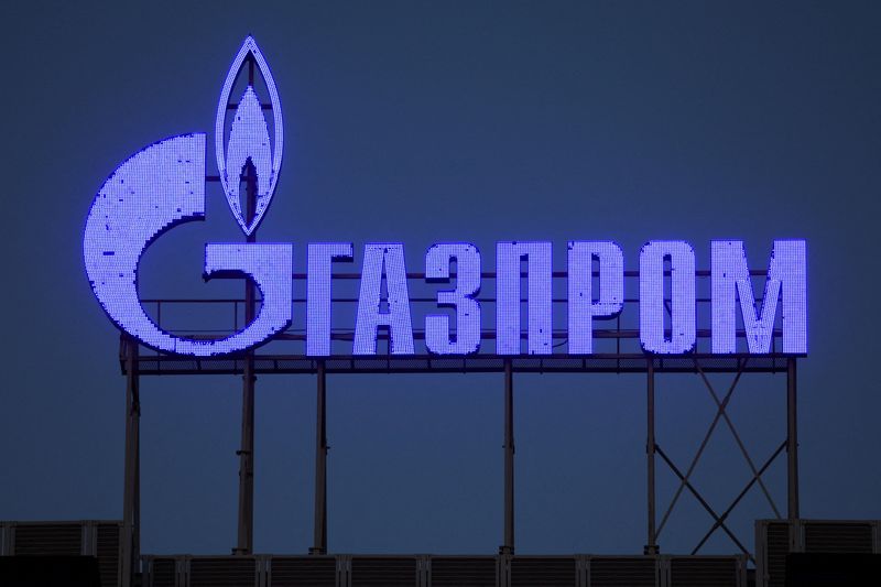 FOTO DE ARCHIVO: El logo de la compañía Gazprom en la fachada de un centro de negocios en San Petersburgo, Rusia, el 31 de marzo de2022.  REUTERS/REUTERS PHOTOGRAPHER