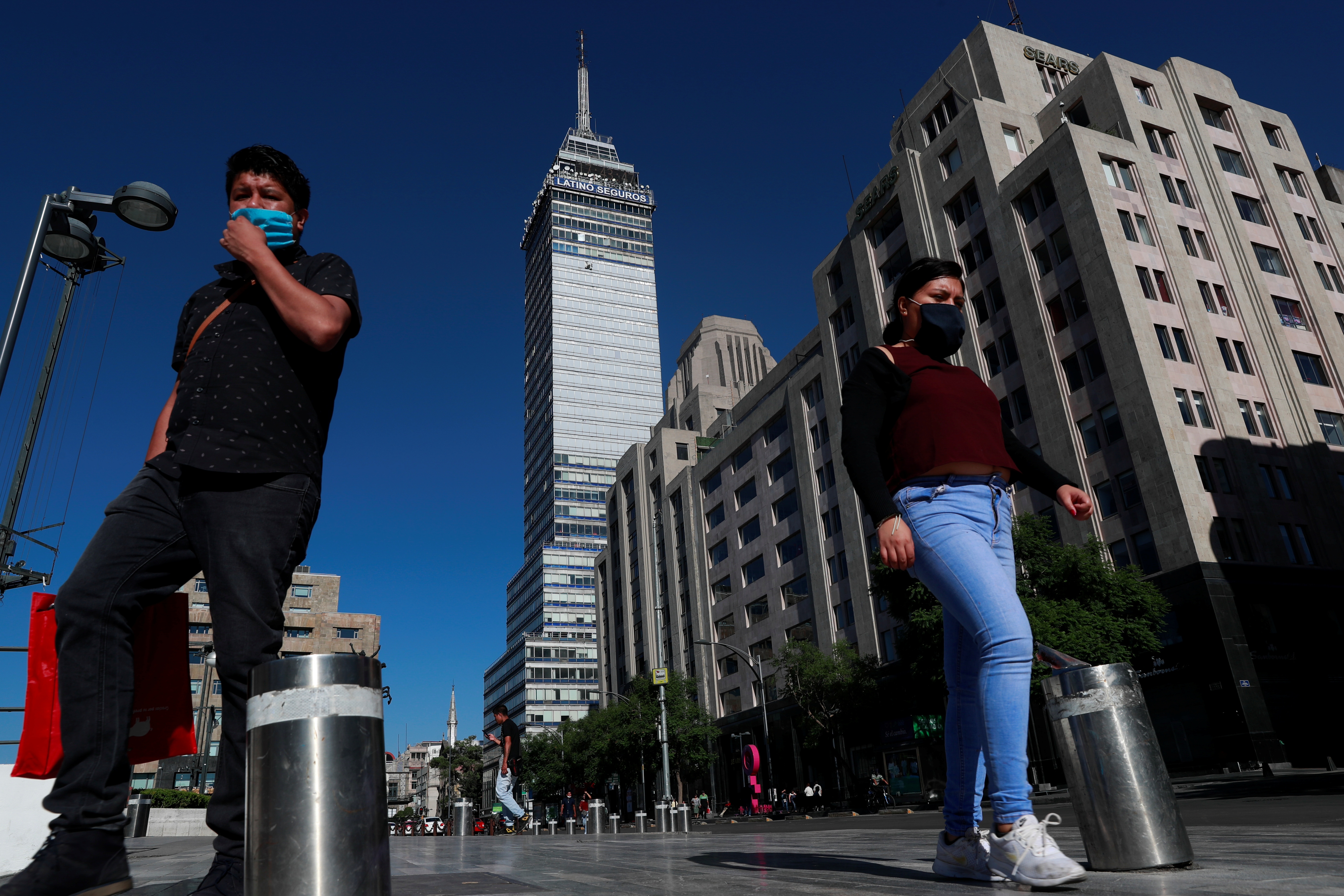 La gente camina a lo largo del Parque Central de la Alameda después de que fue reabierta al público mientras el brote de la enfermedad por coronavirus (COVID-19) continúa en la Ciudad de México, México, 14 de junio de 2020. Foto: Reuters.
