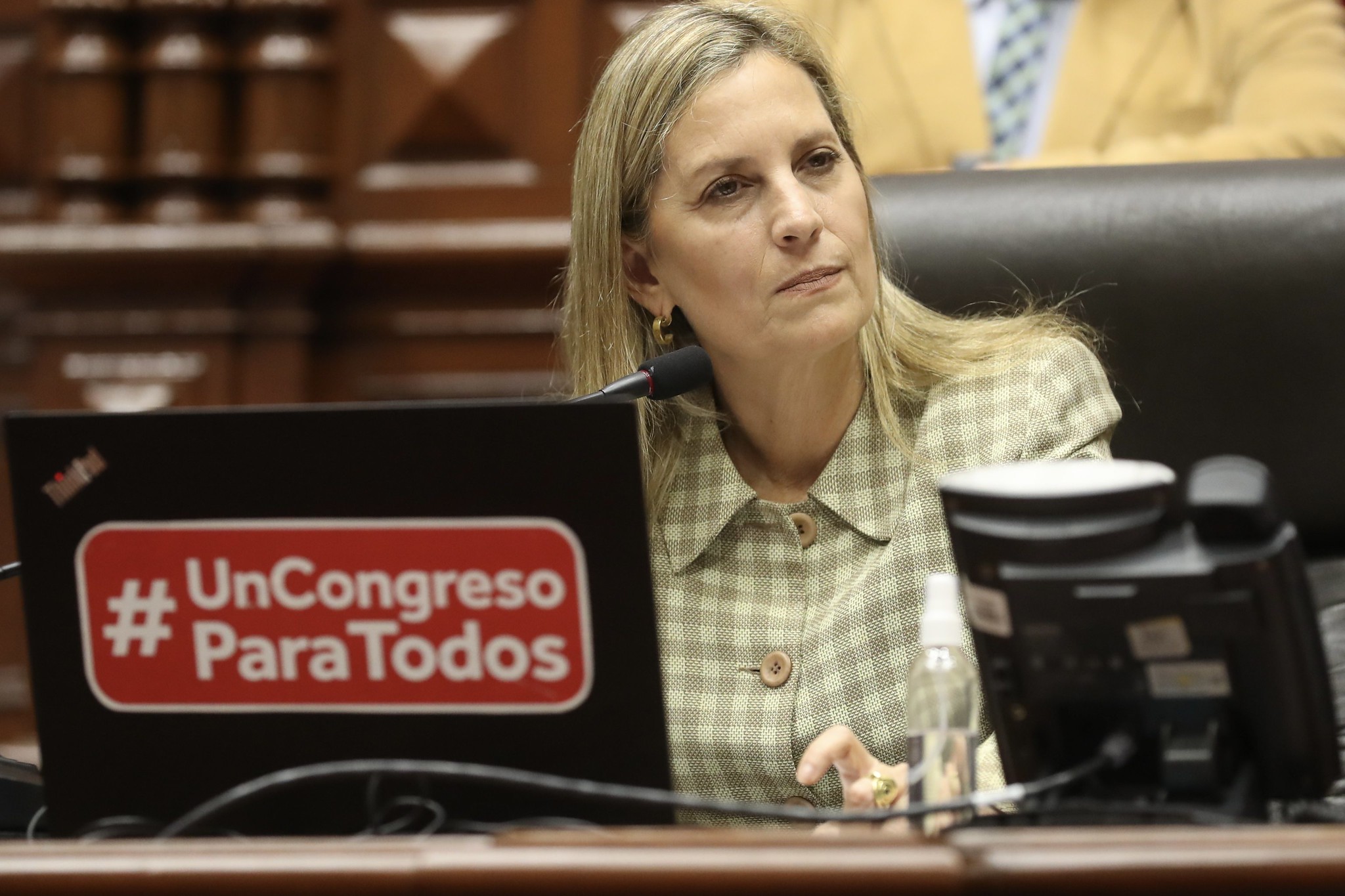 Escándalo de María del Carmen Alva en el Congreso: agarra del cuello a colega y la presiona a cambiar voto por la bicameralidad