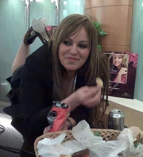 Jenni disfrutando una botana (Fotos: Captura de pantalla/ IG @jacqierivera )