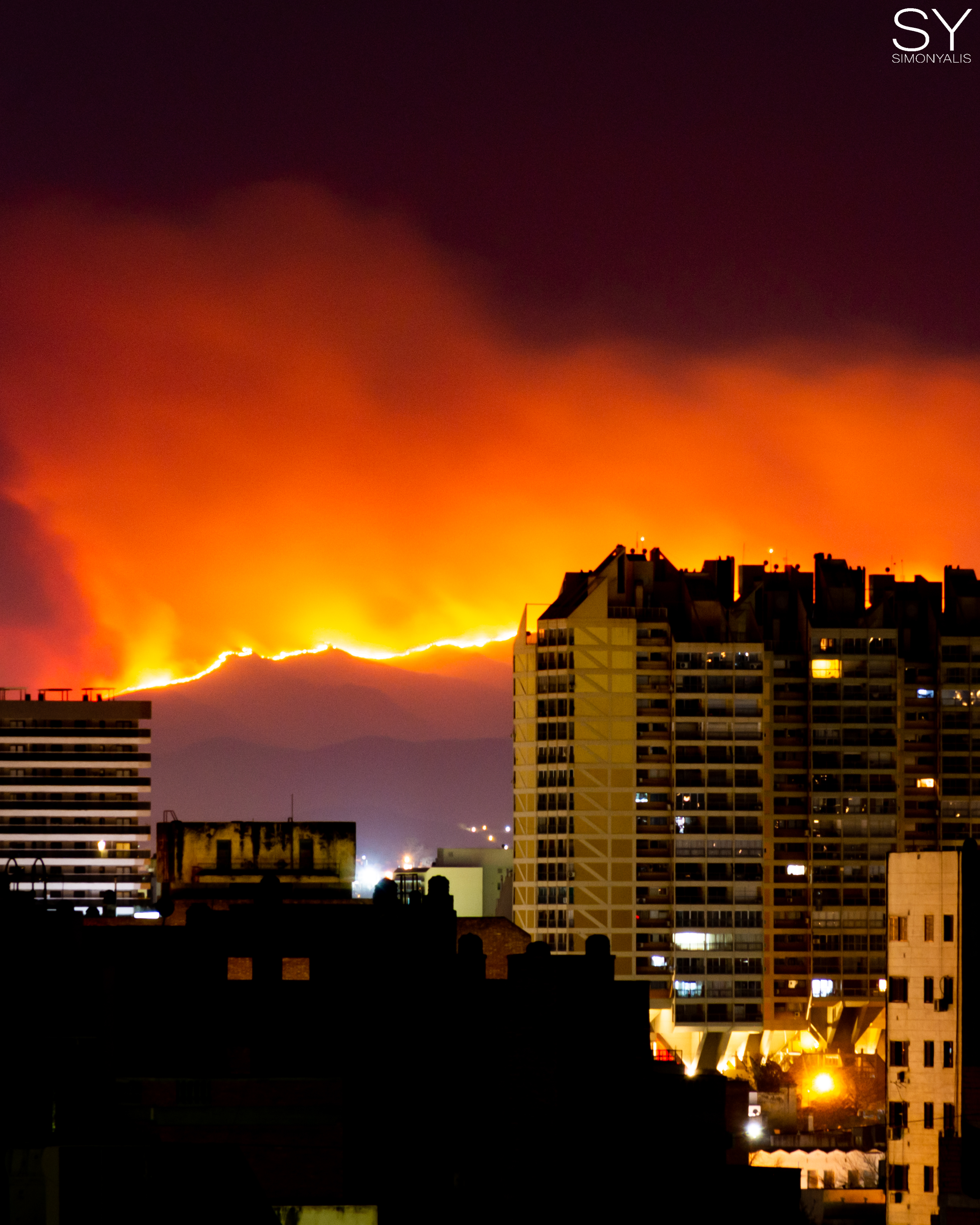 Una imagen del terrible incendio en las sierras de Córdoba que registró Simón (@simonyalisph)