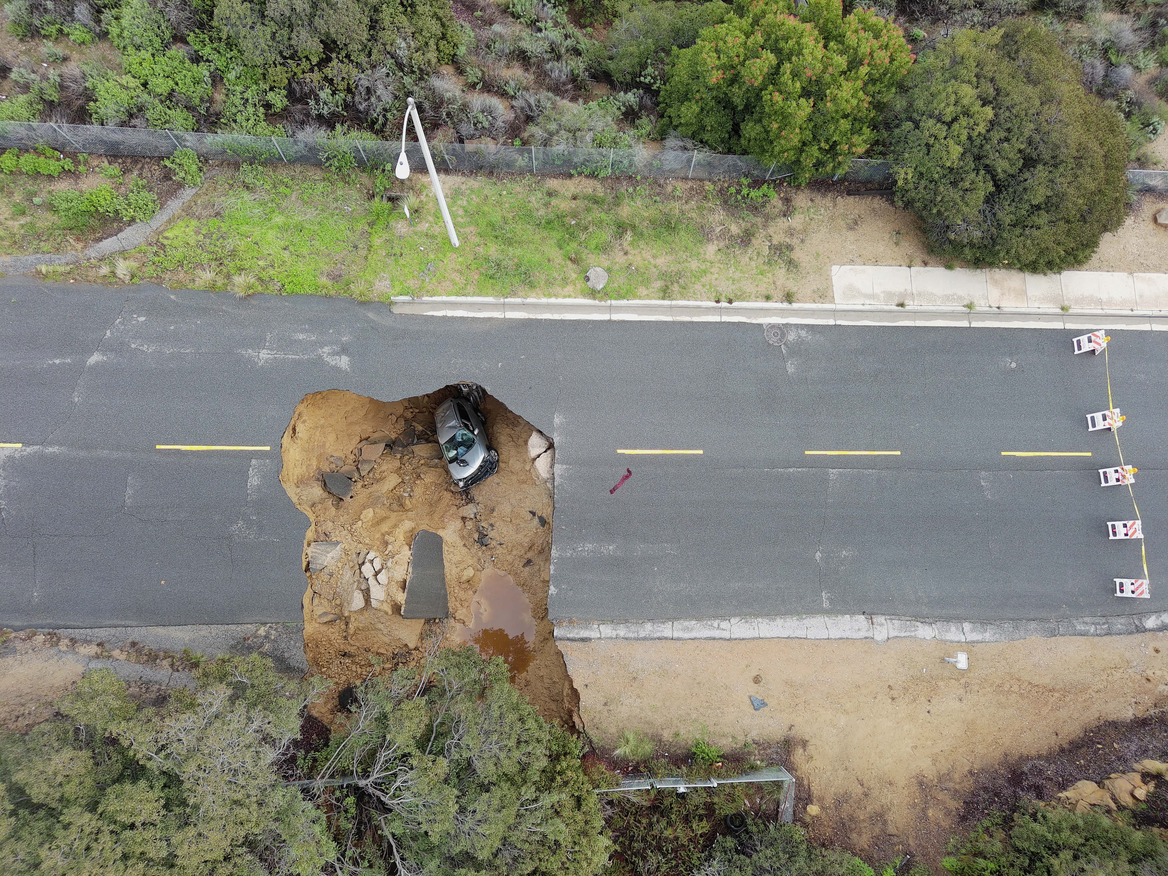 Una carretera destruída en Los Angeles, California