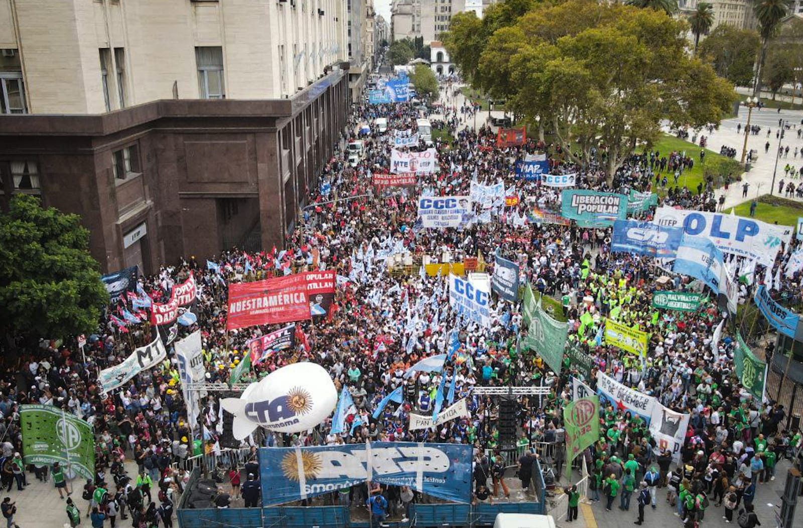 Nueva jornada de cortes y caos de tránsito en el centro porteño por una marcha piquetera