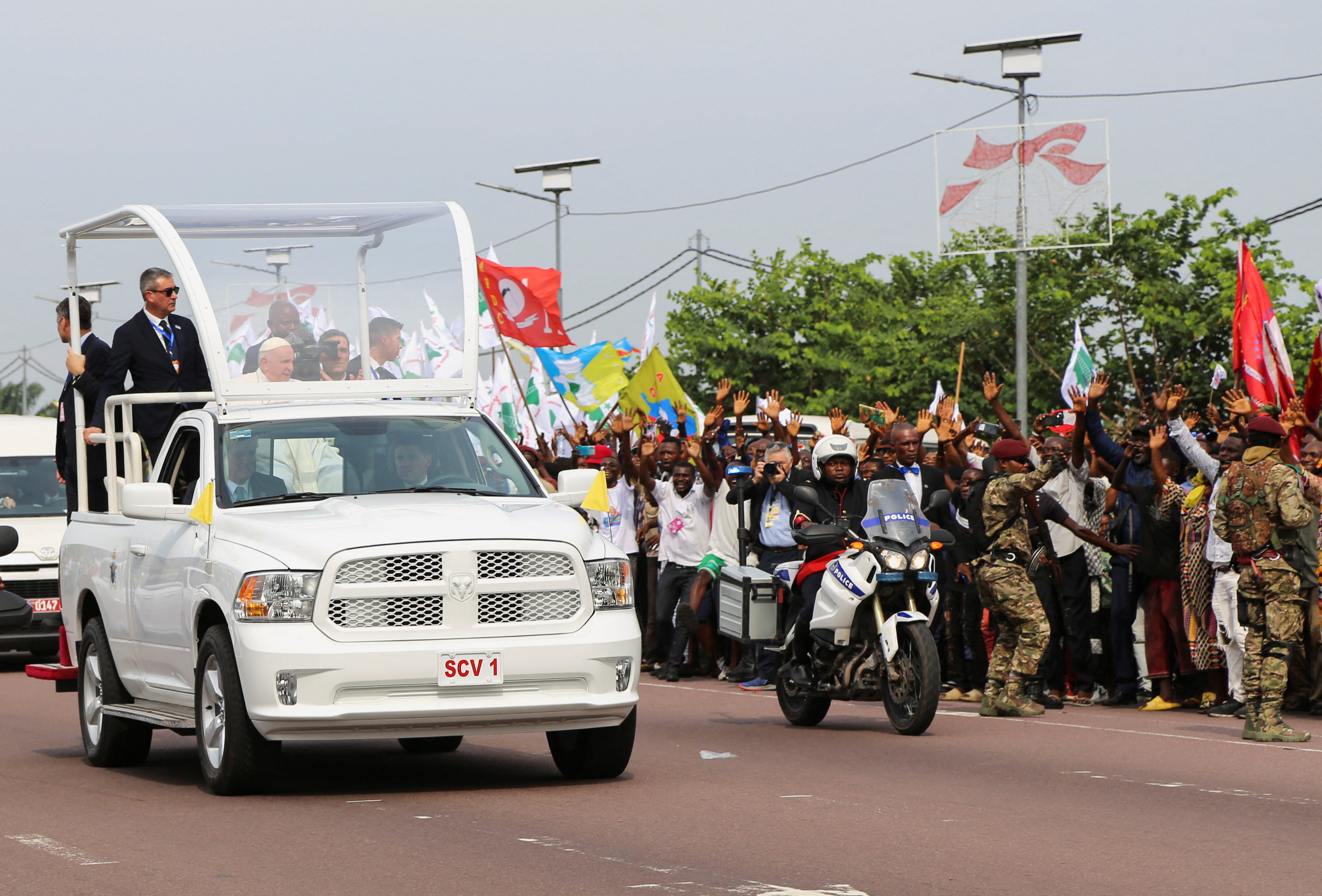 Residentes de Kinshasa dan la bienvenida al papa Francisco, en su viaje apostólico, en Kinshasa, República Democrática del Congo, 31 de enero de 2023. REUTERS/Justin Makangara