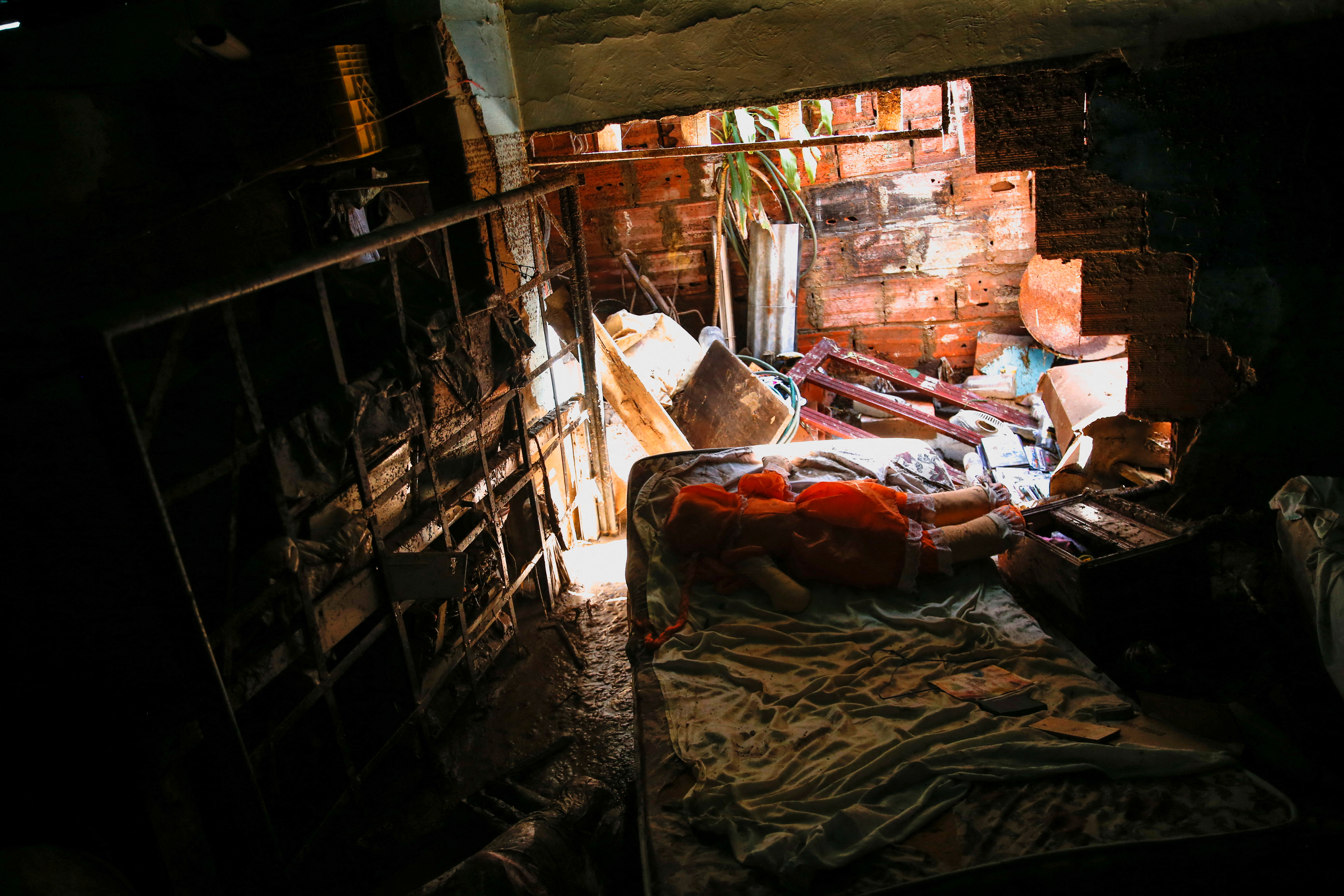 Las casas quedaron bajo el barro o innundadas  REUTERS/Leonardo Fernandez Viloria