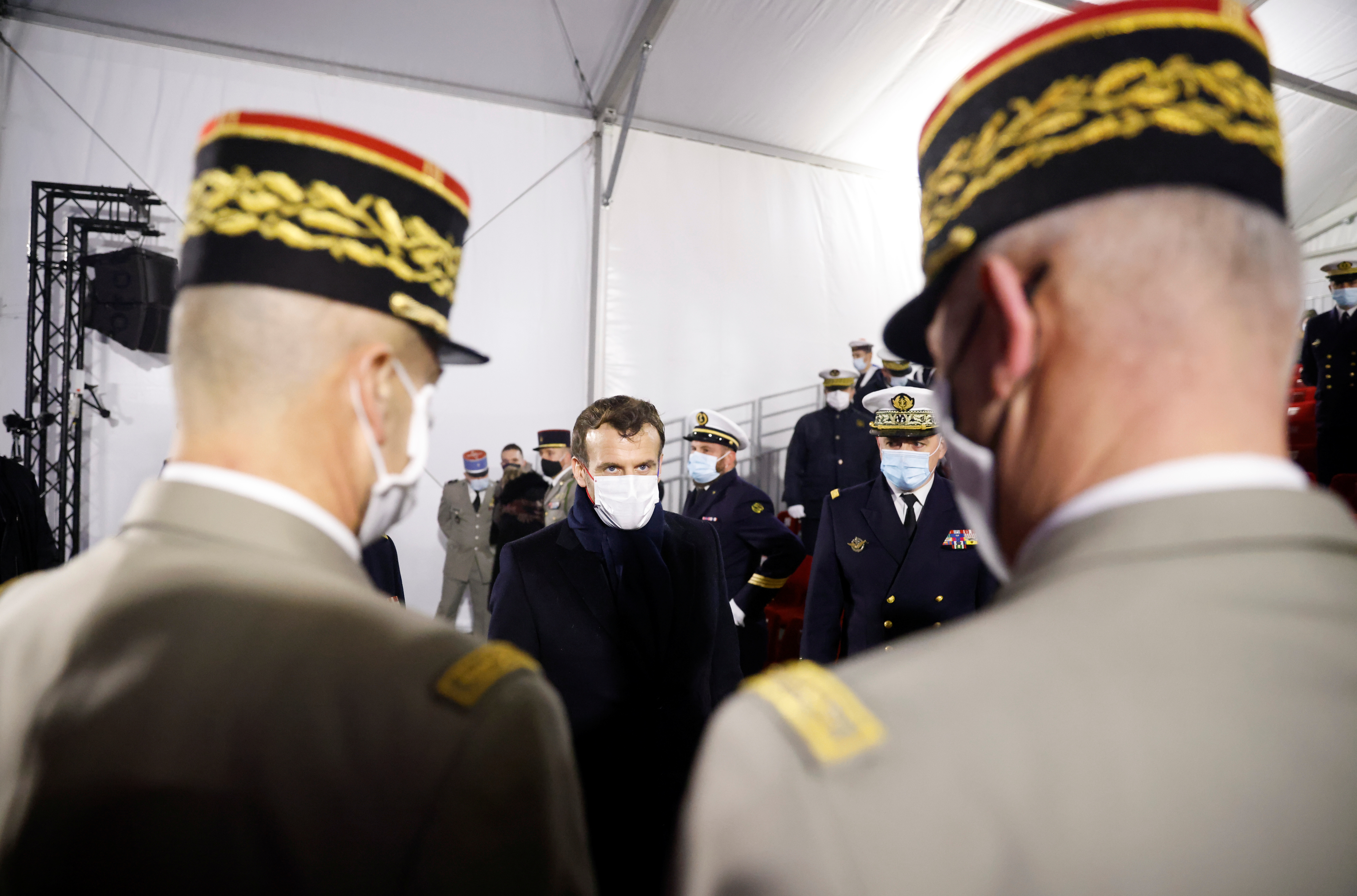 El presidente francés Emmanuel Macron habla con los generales del ejército en Brest, Francia, 19 de enero de 2021 (REUTERS/Stephane Mahe/Pool)