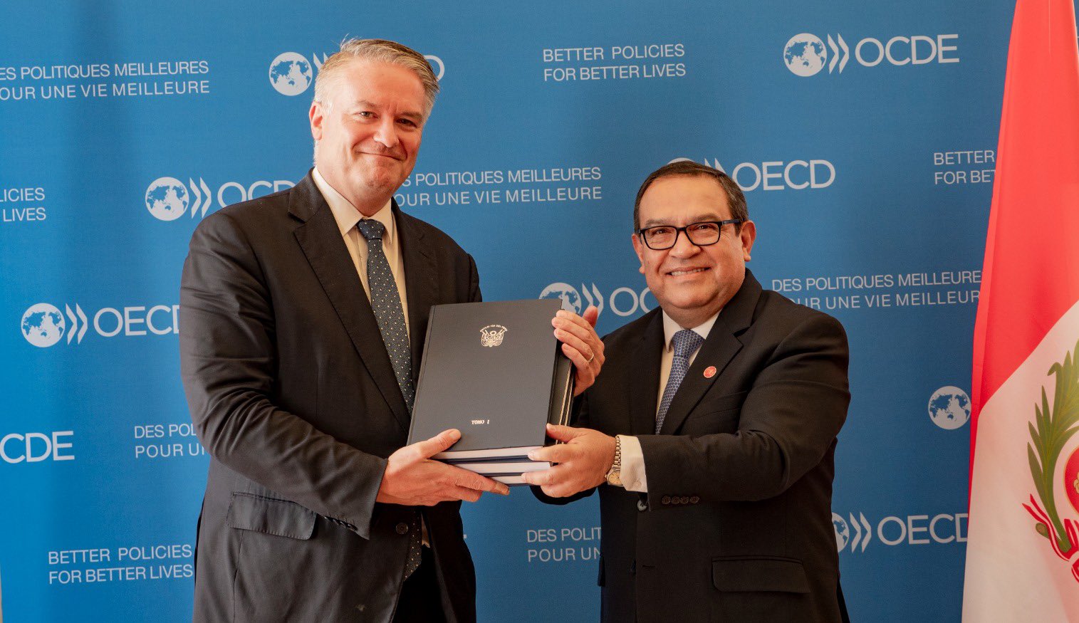 El presidente del Consejo de Ministros, Alberto Otárola, presentó el documento al secretario general de la Organización para la Cooperación y el Desarrollo Económicos (OCDE), Mathias Cormann, para que Perú se integre a organismo internacional. Fuente: PCM.