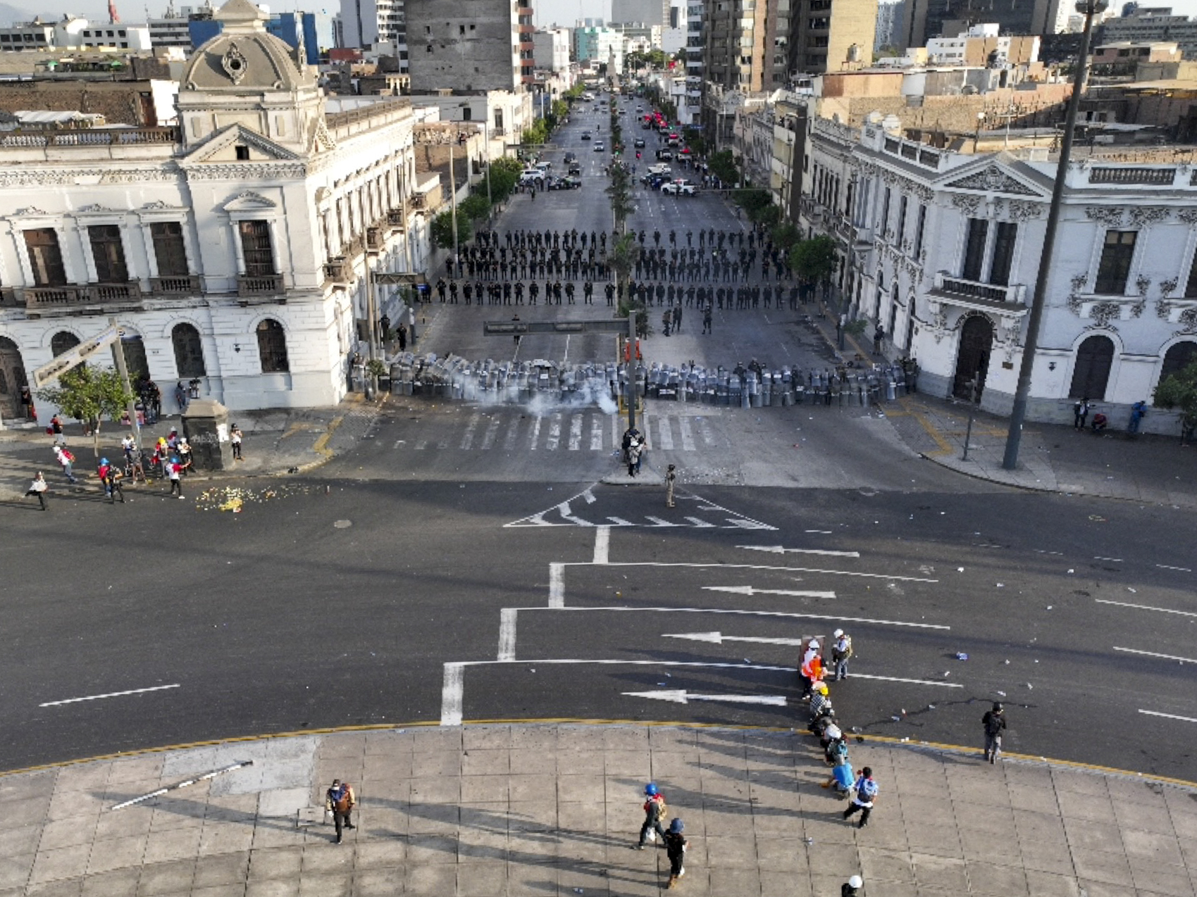 La policía bloquea una avenida mientras los manifestantes de oposición al gobierno se dirigen hacia la plaza del Dos de Mayo en Lima, Perú, el jueves 26 de enero de 2023. Las protestas buscan un adelanto electoral inmediato, la renuncia de Boluarte, la liberación del presidente destituido Pedro Castillo y justicia por los manifestantes muertos en enfrentamientos con la policía. (AP Foto/Guadalupe Pardo)