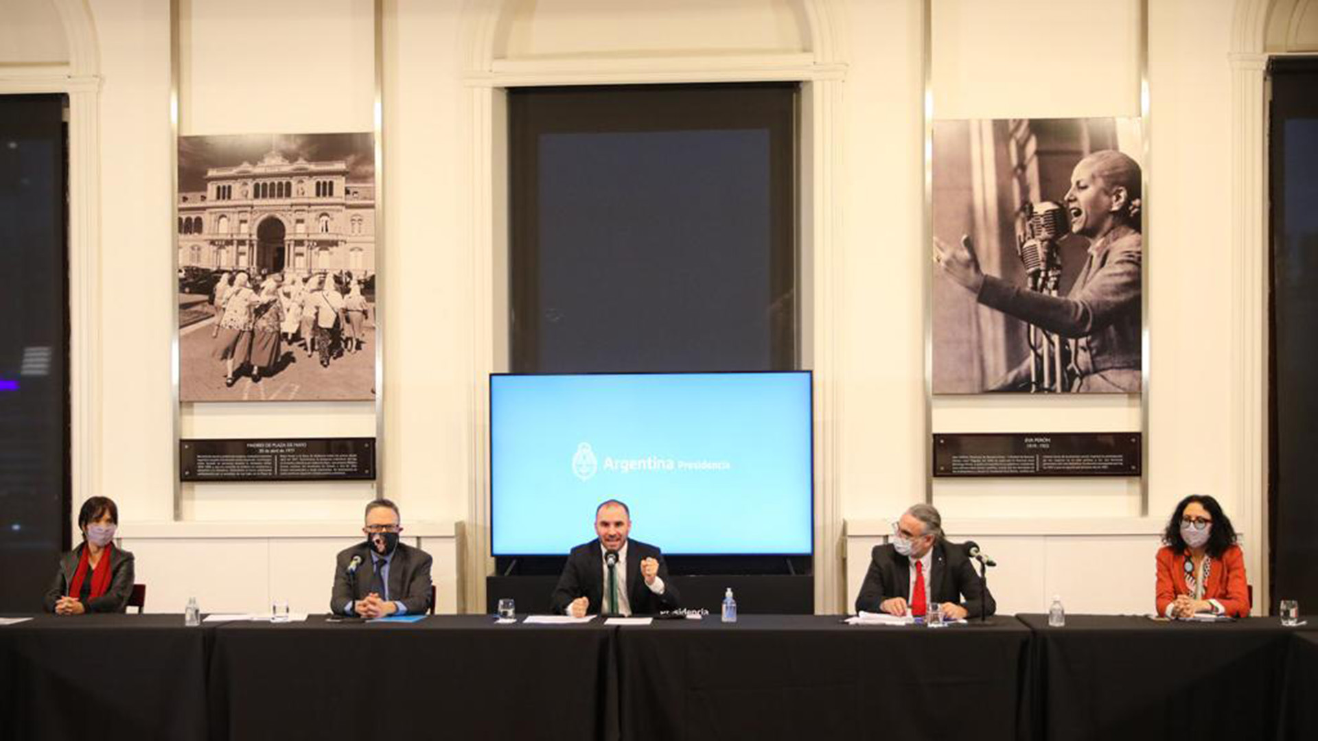 “Hoy anunciamos un conjunto de medidas que tienen que ver con el sendero del manejo de la macroeconomía, con el promover sectores clave para el desarrollo de bienes exportables y promover el mercado interno, en particular, la construcción, que va a jugar un rol clave en la recuperación económica”, remarcó Guzmán