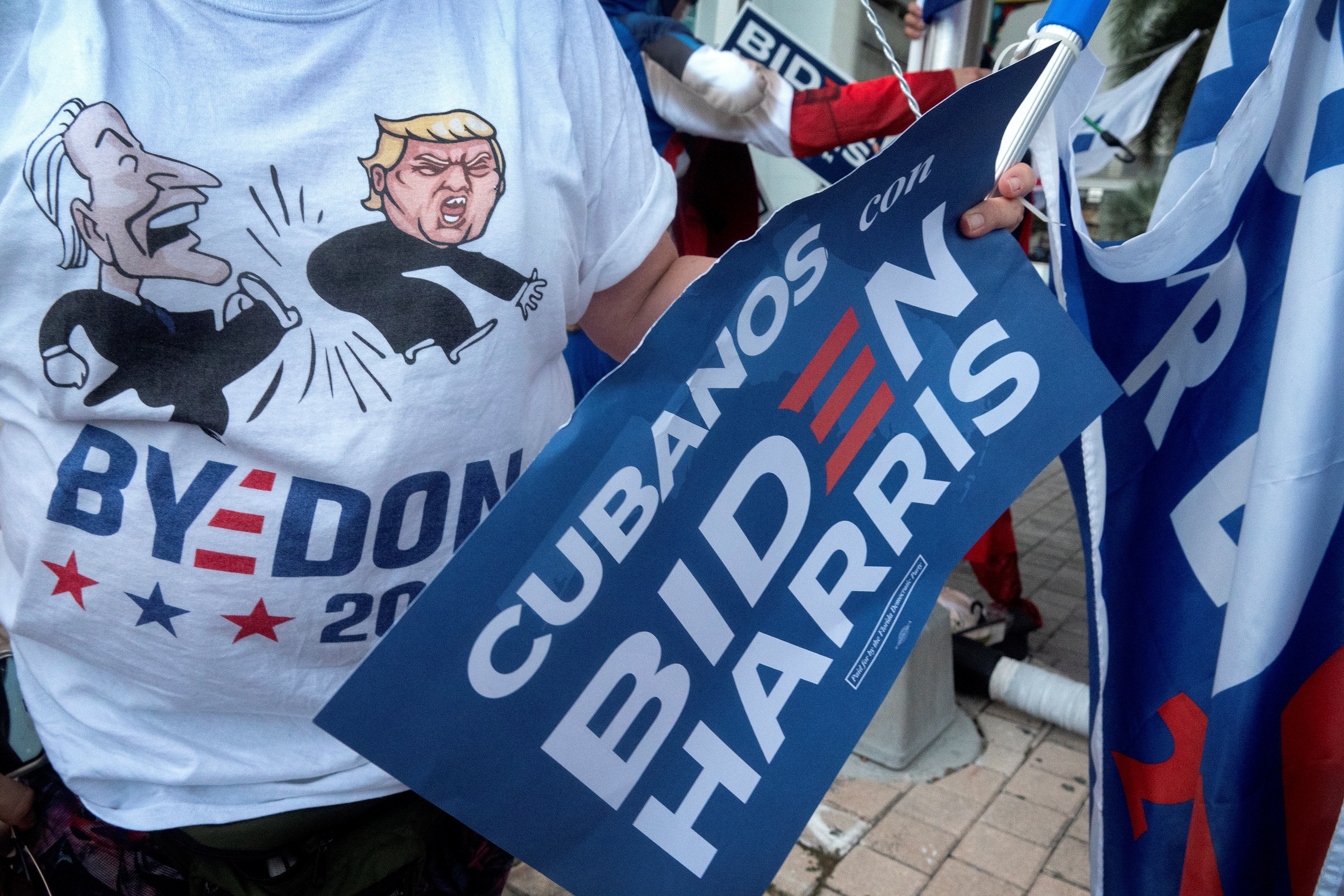 Hispanos se manifiestan frente Art Museum Miami contra la presencia de Trump. EFE/EPA/CRISTOBAL HERRERA-ULASHKEVICH
