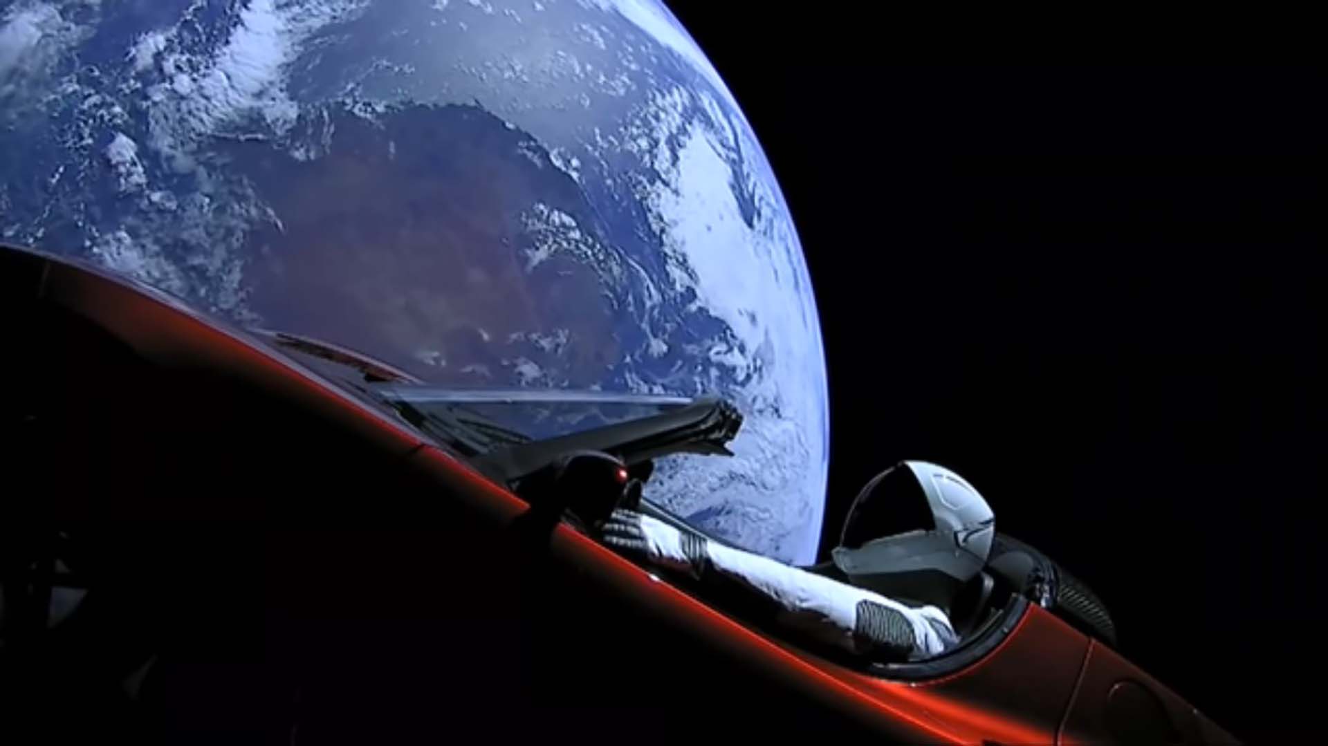 Starman a bordo de un Tesla convertible rojo, se aleja de la Tierra en 2019