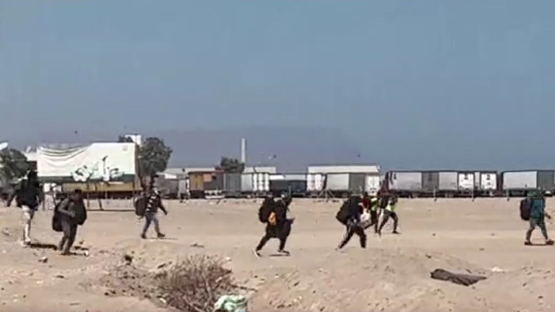Crisis migratoria Perú-Chile: extranjeros se enfrentan a la policía e intentan ingresar por el desierto