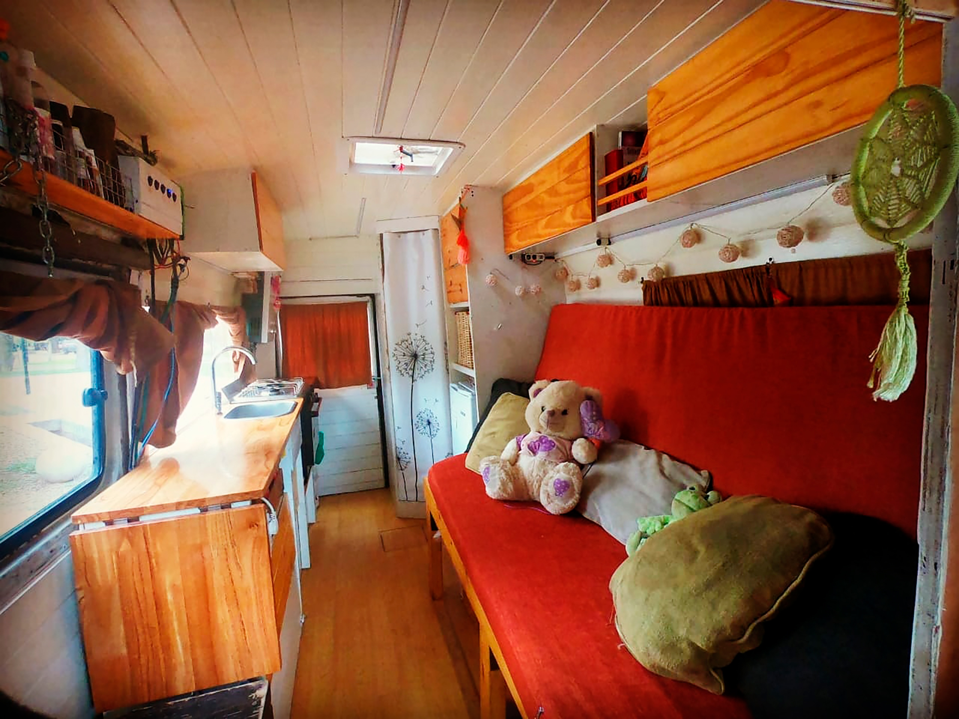 El interior de la furgoneta y ahora hogar de la manada viajera (@manadanomada_)