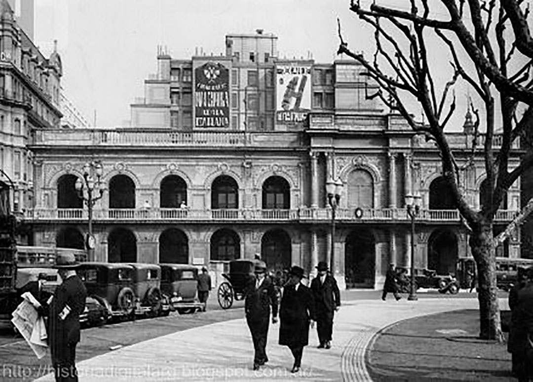 En 1889 se creó la avenida de Mayo y el ala norte del Cabildo fue demolida. También fue quitada su torre, que podía desestabilizarse por las refacciones