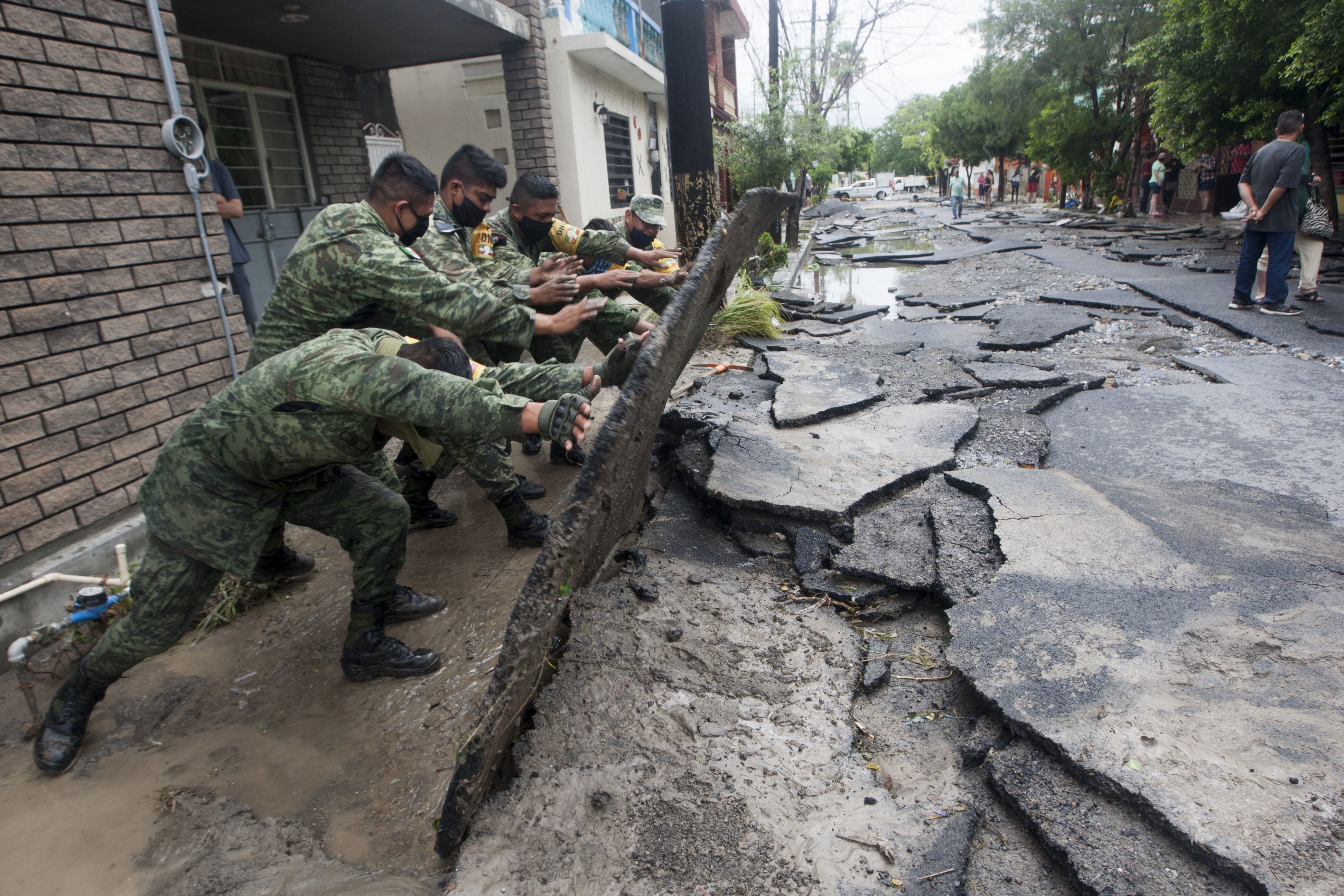 Miembros del ejército mexicano realizan trabajos de limpieza después de las fuertes lluvias por la tormenta Hanna en el área metropolitana de Monterrey, estado de Nuevo León, México, el 27 de julio de 2020.