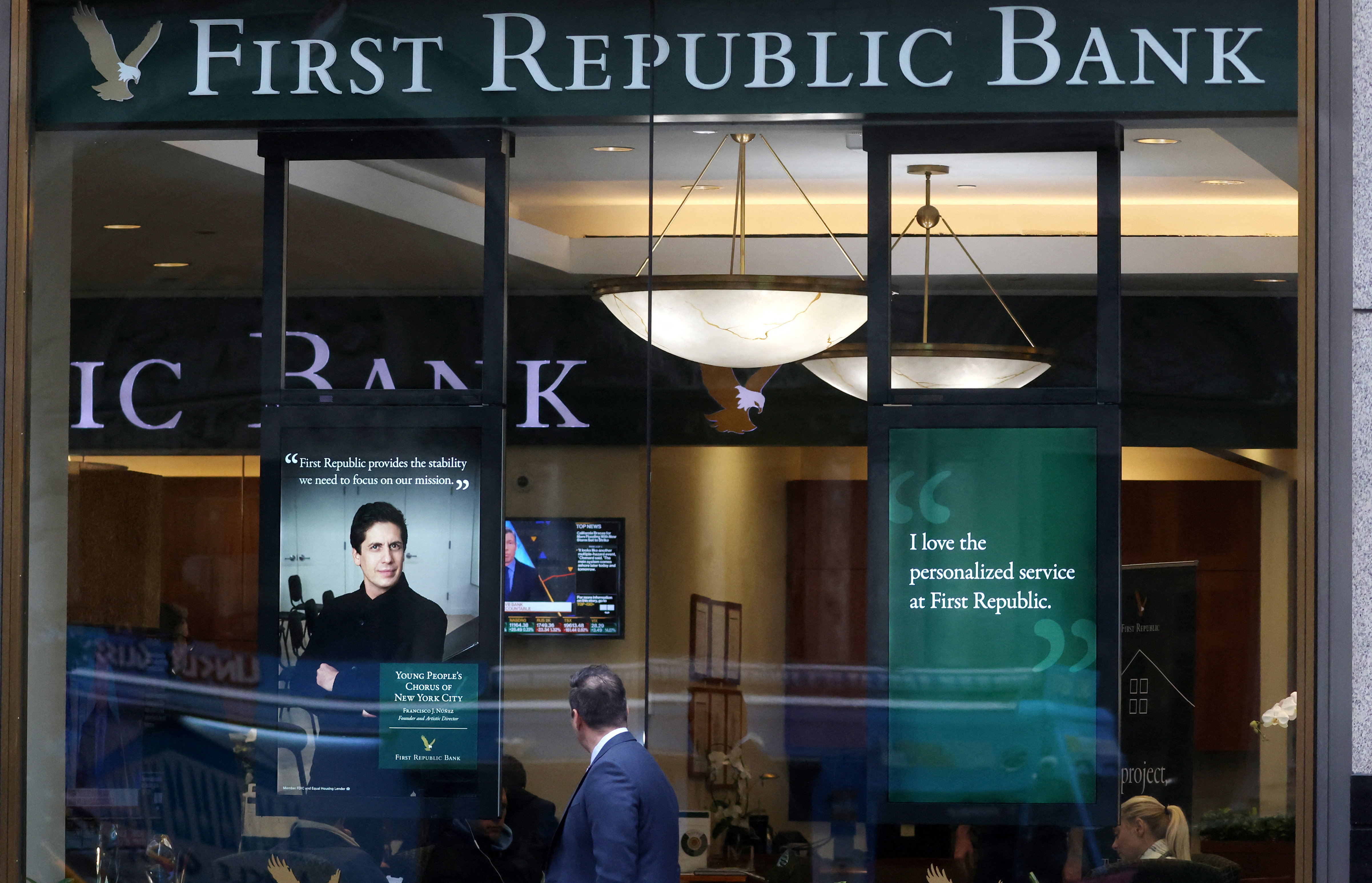 El First Republic Bank, uno de los que tuvo turbulencias (REUTERS/Mike Segar)