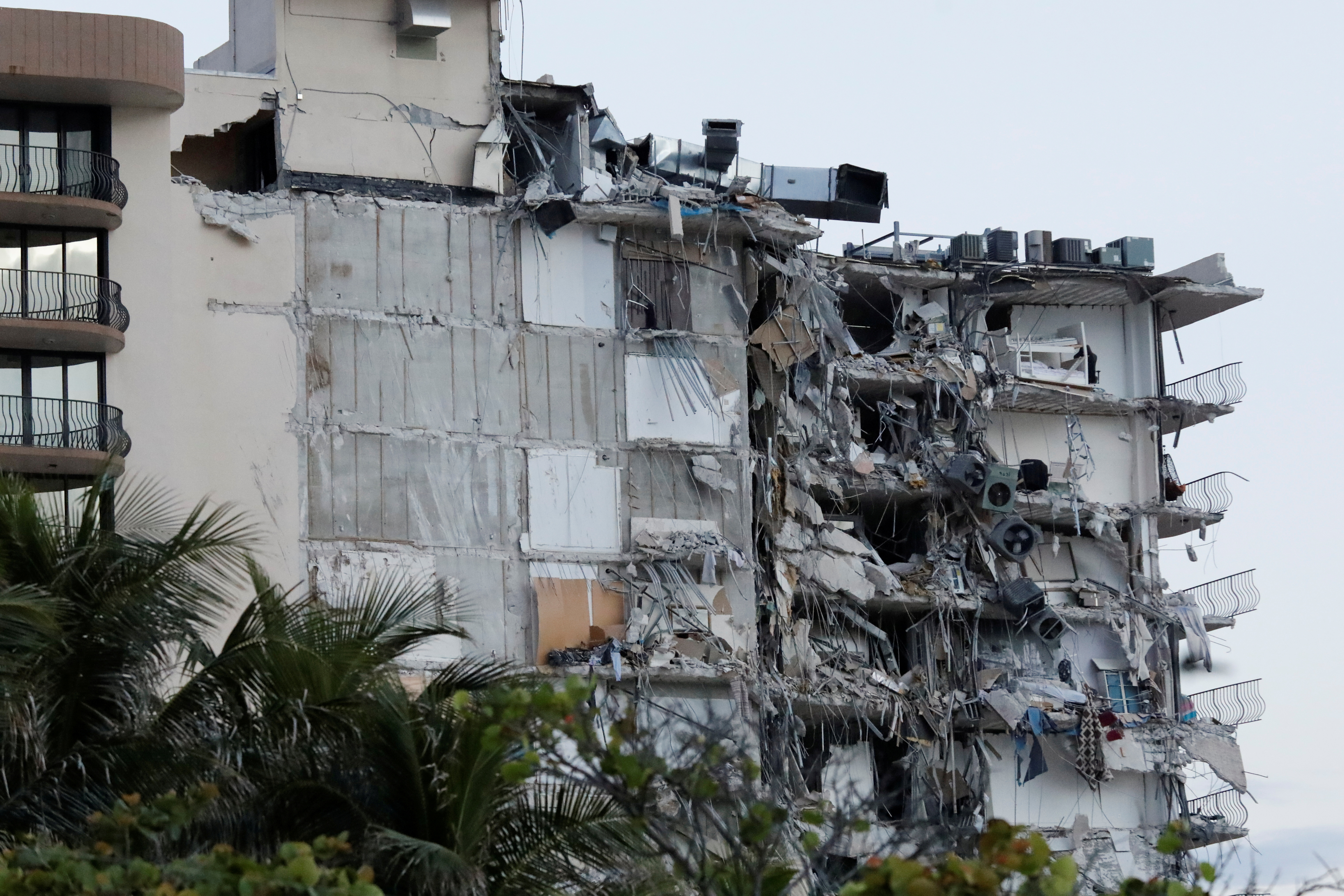 Uno de los edificios del complejo Champlain Towers se derrumbó este jueves por la madrugada en  Surfside, cerca de Miami Beach (Foto: REUTERS/Marco Bello)