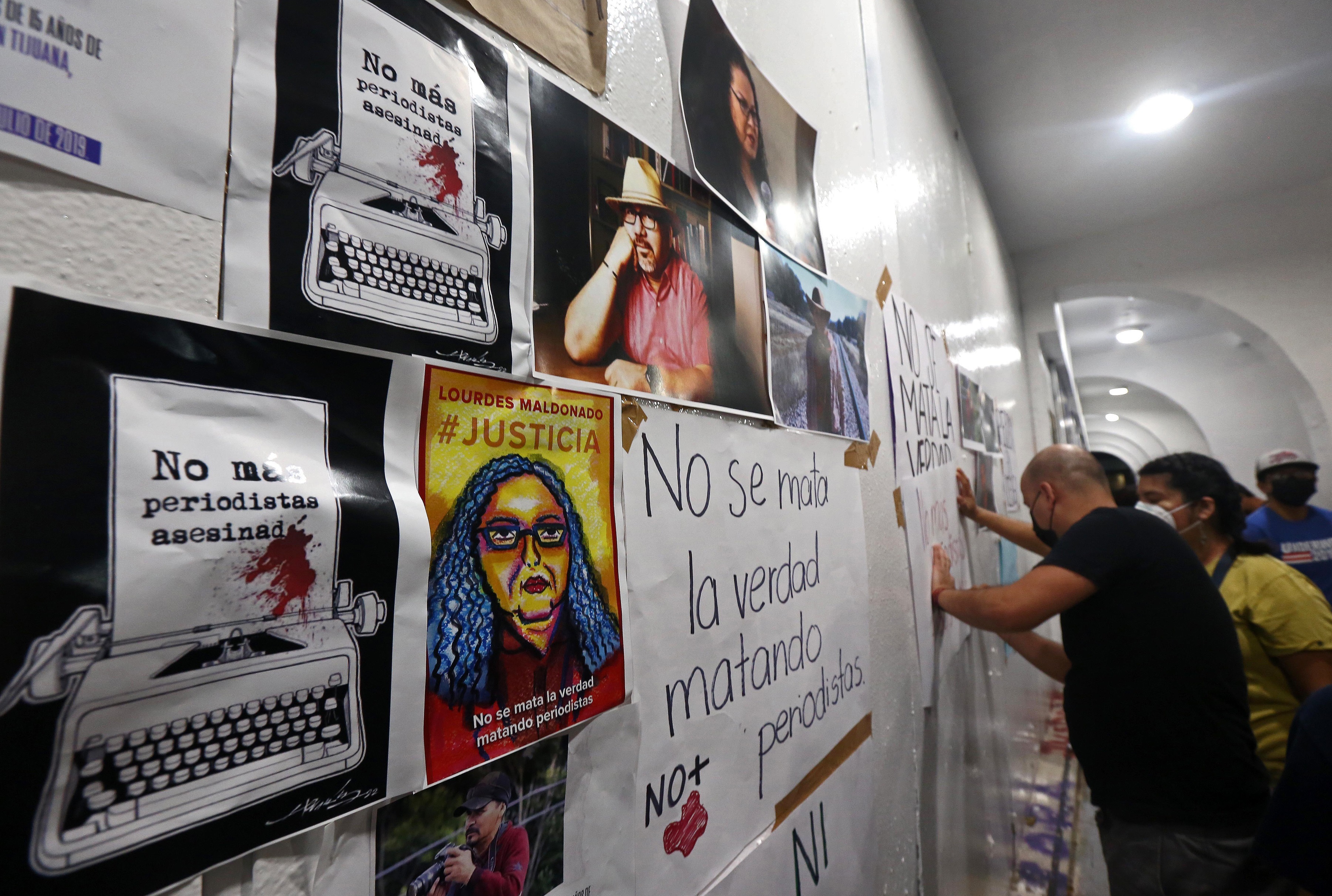 Miembros de la prensa protestan afuera del Palacio Municipal de Quintana Roo para rechazar la violencia en contra de sus colegas y el oficio de informar(Foto: EFE)