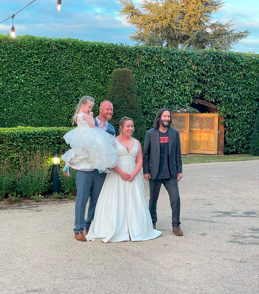 Keanu, el día que fue a la boda invitado por desconocidos en un hotel de Reino Unido donde se alojaba, que no podían creer que apareciera (@MrsNRoadnight)