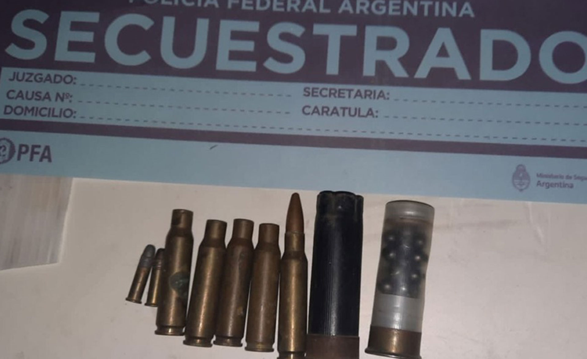 Cartuchos y municiones secuestrados.
