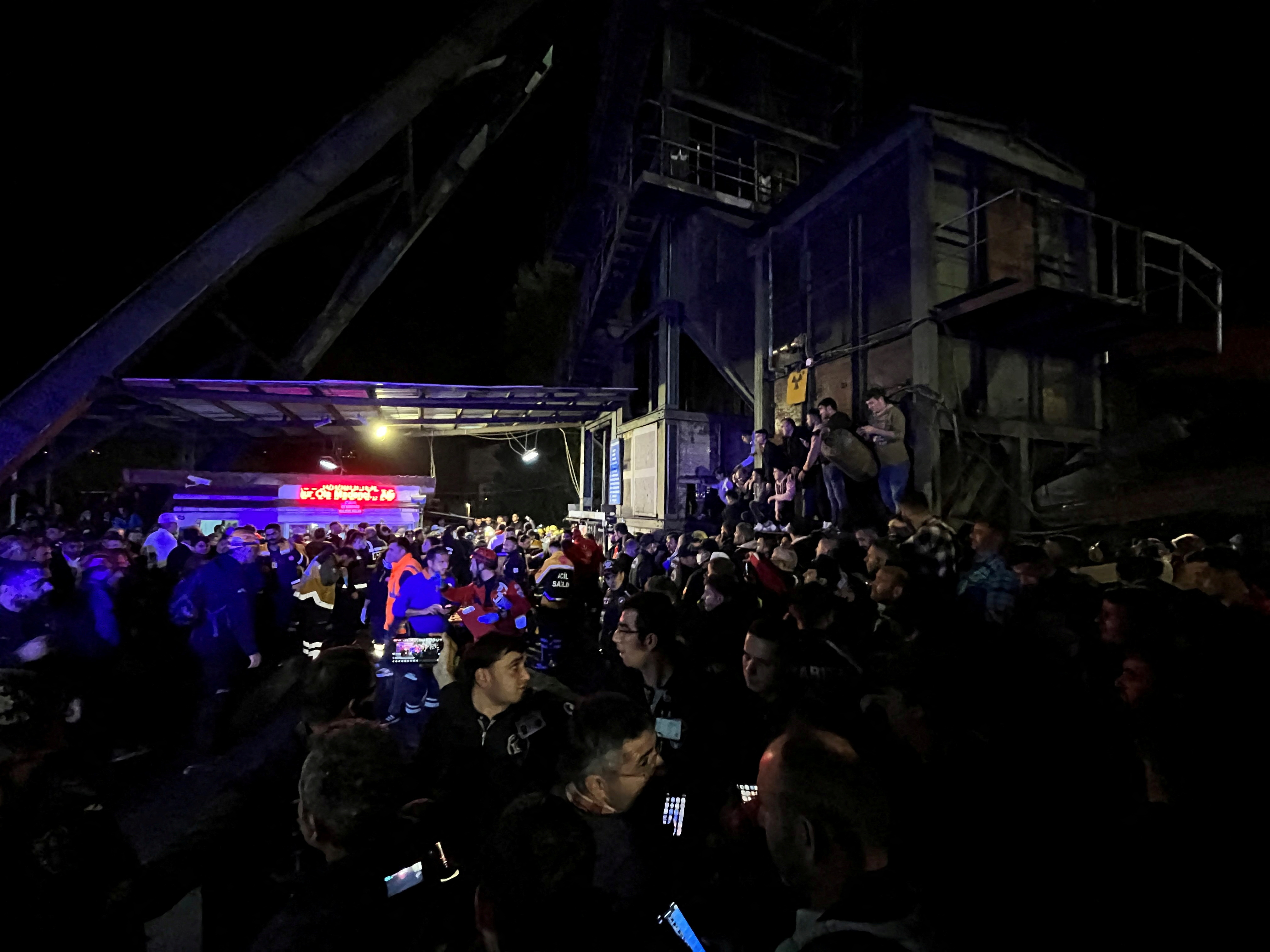 Una multitud cerca de la mina tras la explosión (Reuters)