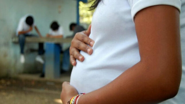 Niñas, no madres: socióloga invoca acción multisectorial y educación sexual para atender embarazo adolescente 