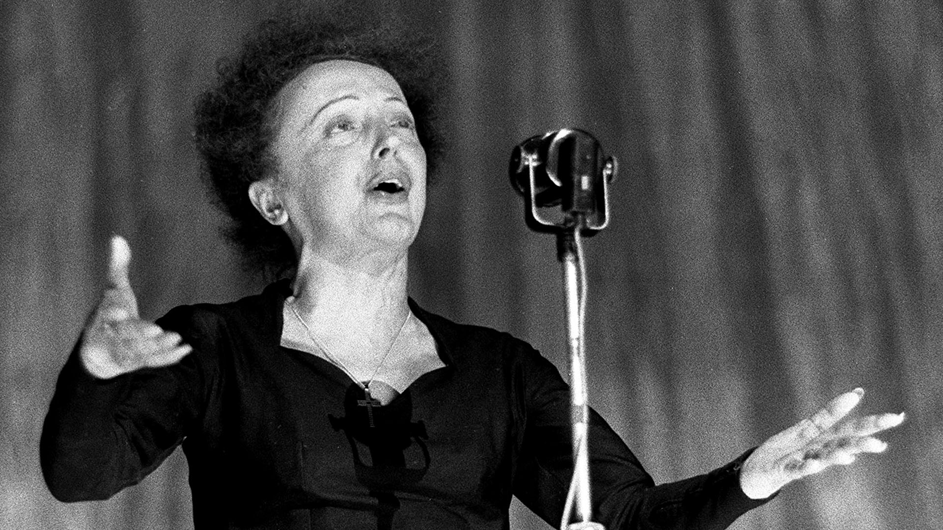 30 de diciembre de 1960, Edith Piaf emociona al público sobre el escenario del teatro Olympia, en París. (Archivo AFP Photo)
