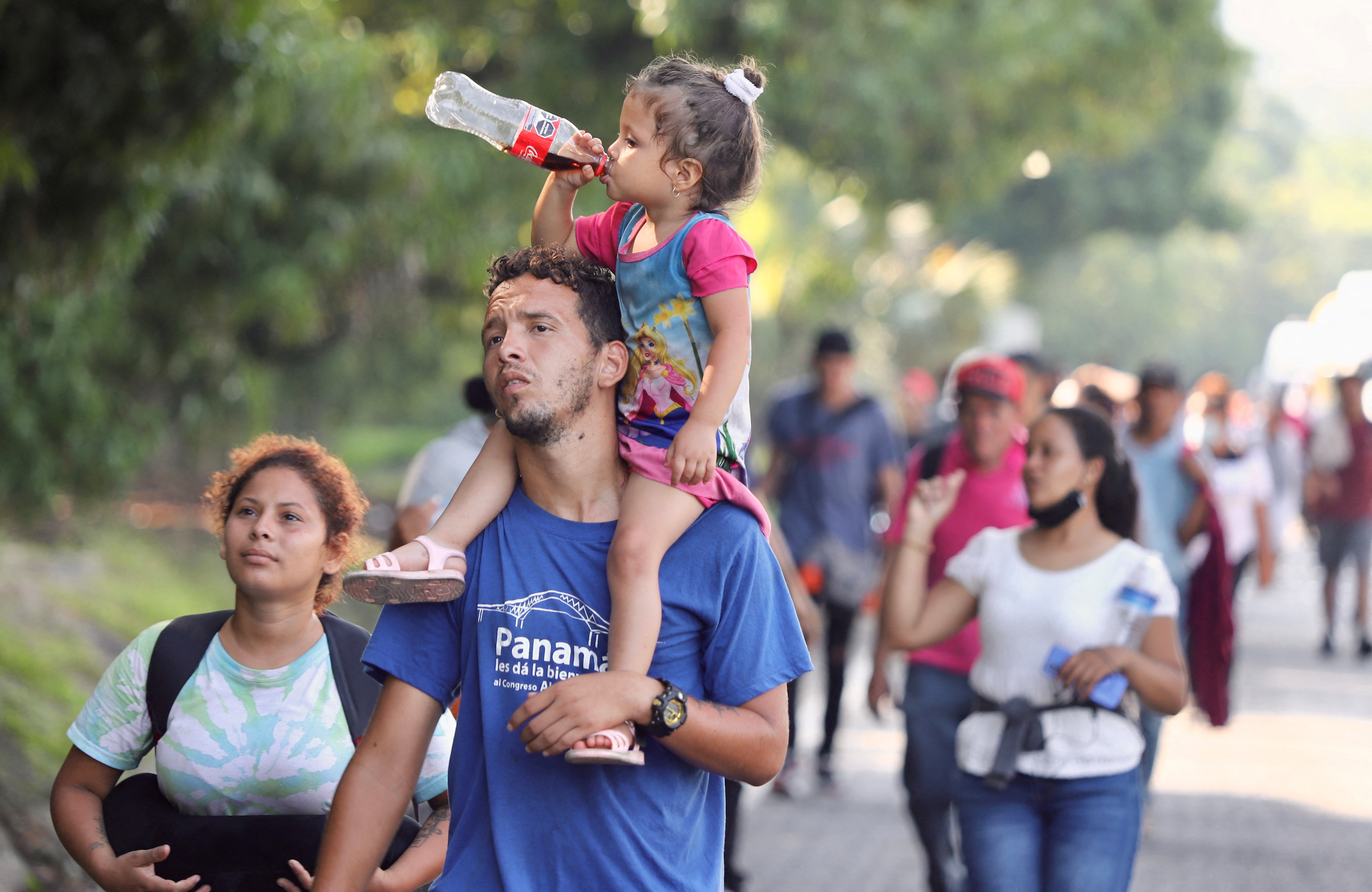 Un hombre migrante carga a su hija sobre sus hombros mientras forman parte de una caravana que se dirige a los EE. UU desde Chiapas (Foto: Reuters)