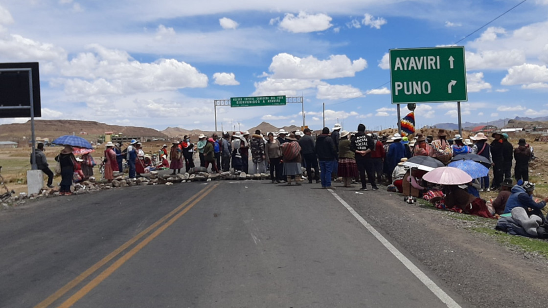 Paro en Puno: Vías bloqueadas y marchas exigiendo la renuncia de Dina Boluarte y el cierre del Congreso 