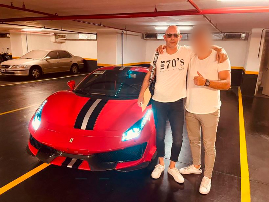 Bacchiani con su "novia", una Ferrari