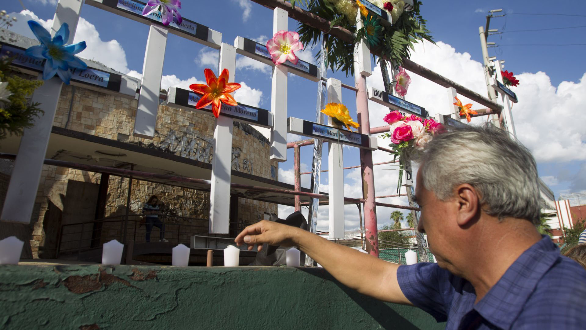 Un hombre prende una veladora en el memorial a los fallecidos en el atentado la Casino Royale (Foto: Cuartoscuro)