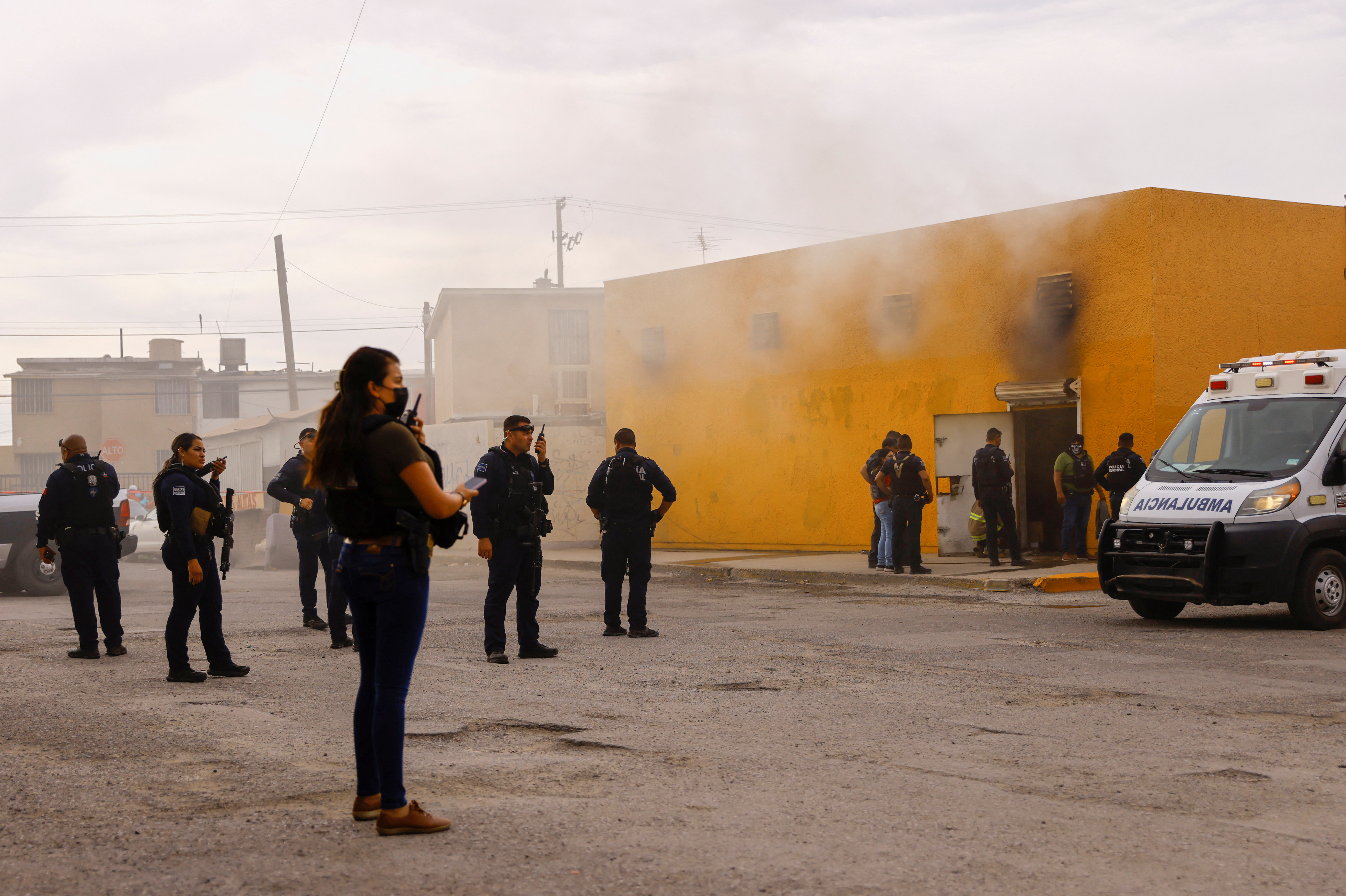 Los atacantes incendiaron tiendas y establecimientos (REUTERS/Jose Luis Gonzalez)