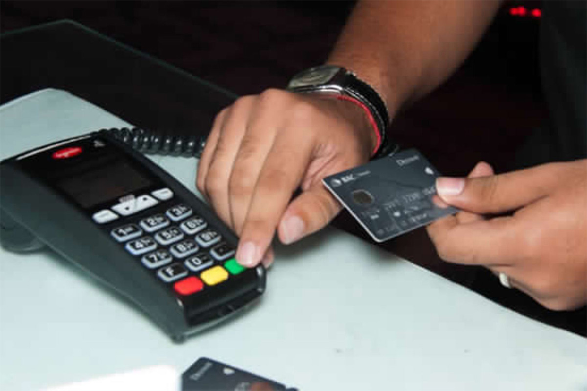 Negocios no deben cobrar más por pago con tarjeta de crédito