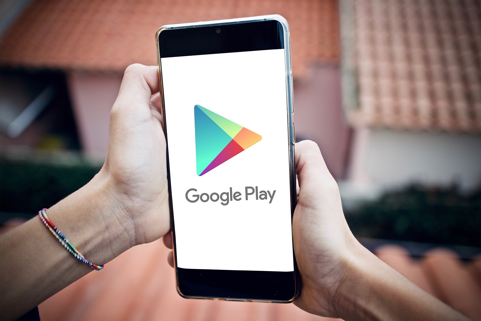 Un teléfino con el sistema operativo Android, muestra el Google Play Store en su pantalla