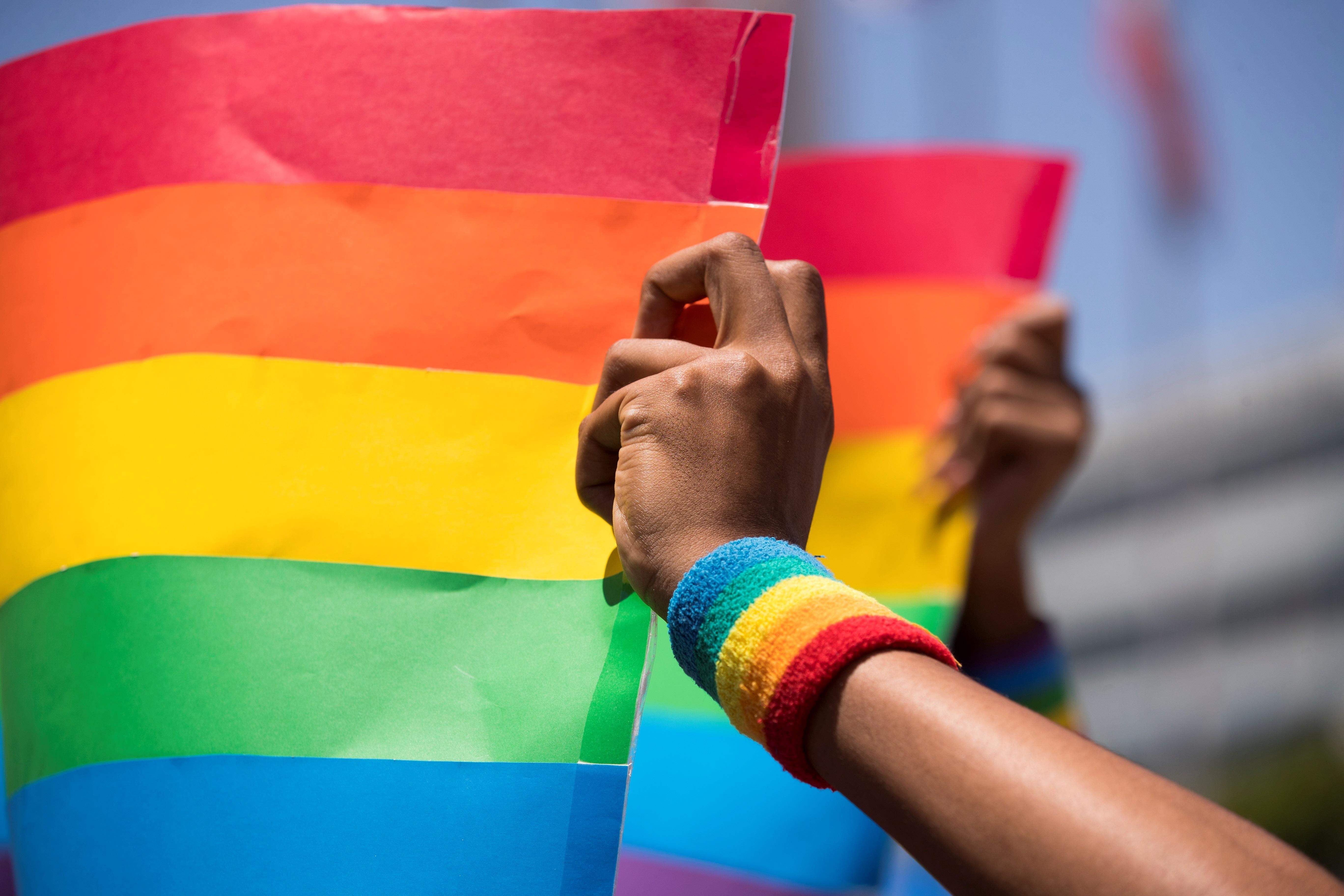 Las personas LGBTIQ+ sufren discriminación en distintos espacios, empezando por sus familias. (EFE/ Orlando Barría)
