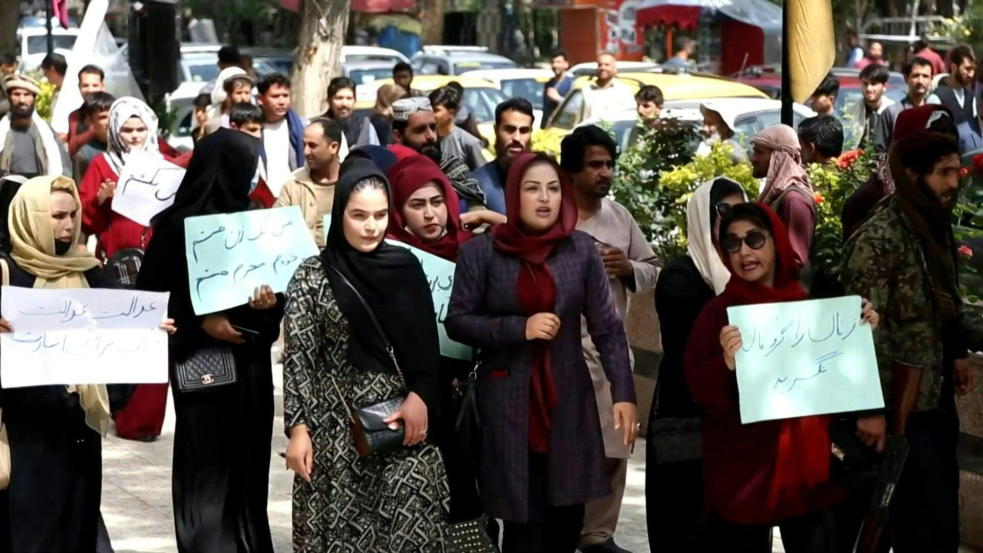 Una decena de afganas, la mayoría con el rostro descubierto, protestan en las calles de Kabul contra la decisión de los talibanes de tornar obligatorio el uso del velo integral en público para las mujeres