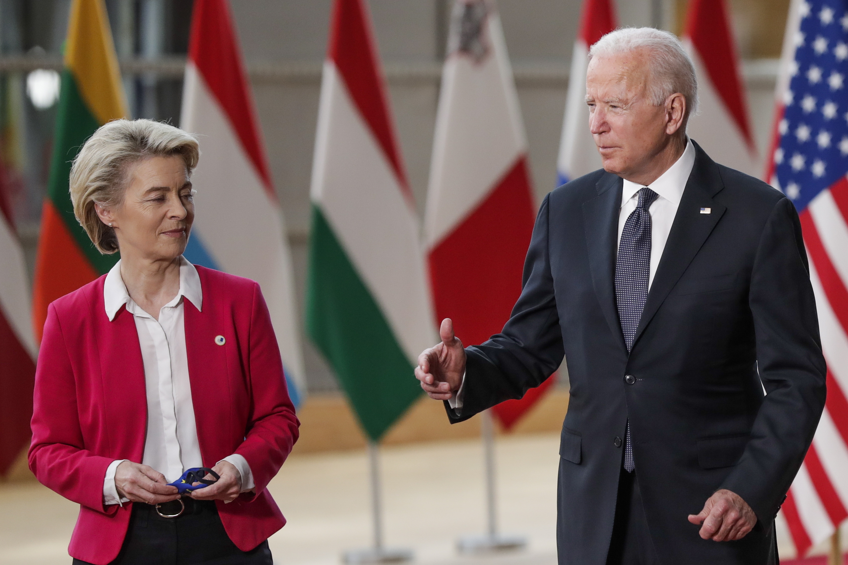 La presidenta de la Comisión Europea, Ursula von der Leyen, y el presidente de Estados Unidos, Joe Biden, en una imagen de archivo (EFE/EPA/OLIVIER HOSLET)
