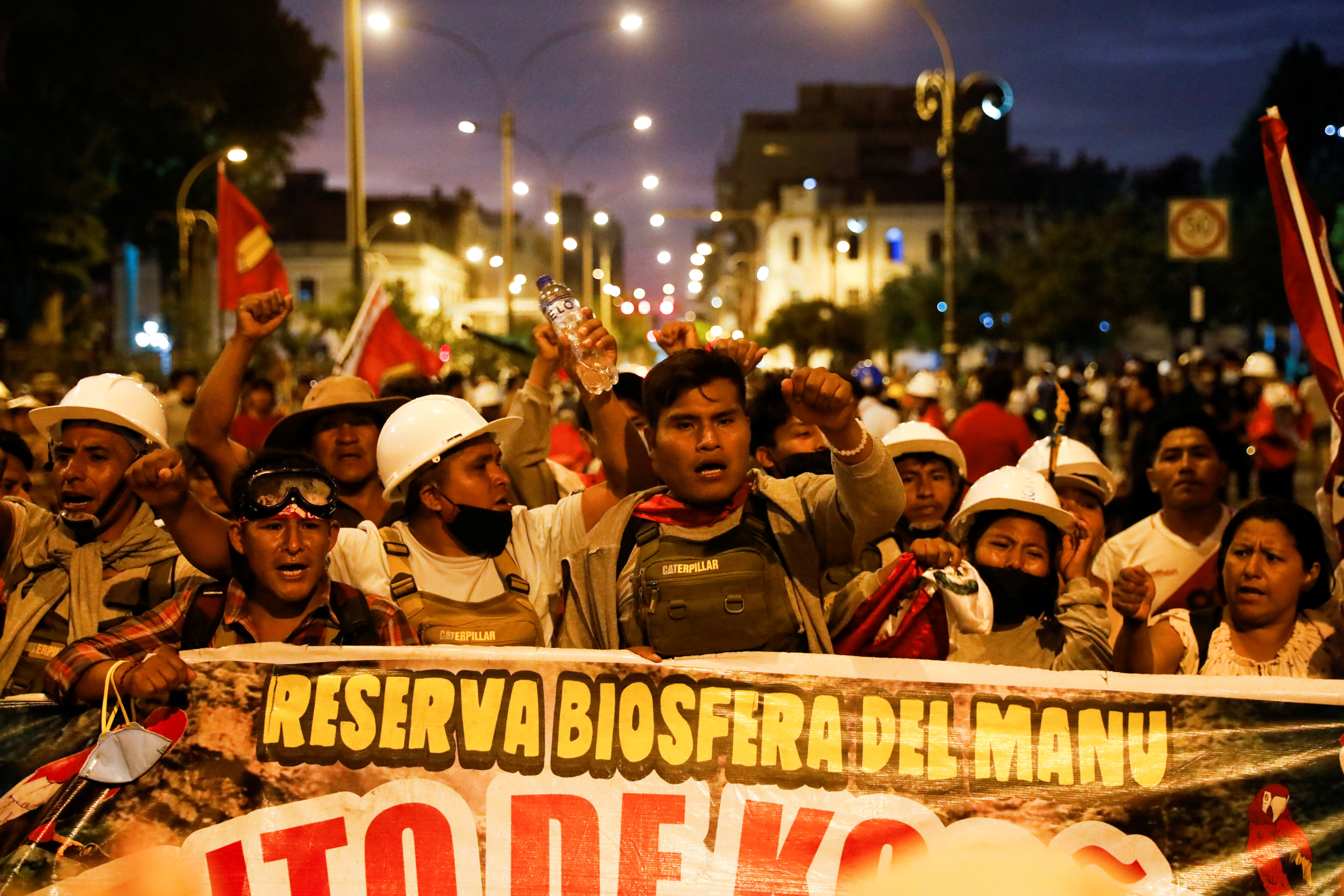 Manifestantes en el centro de Lima piden adelanto de elecciones y renuncia de la presidenta Dina Boluarte.